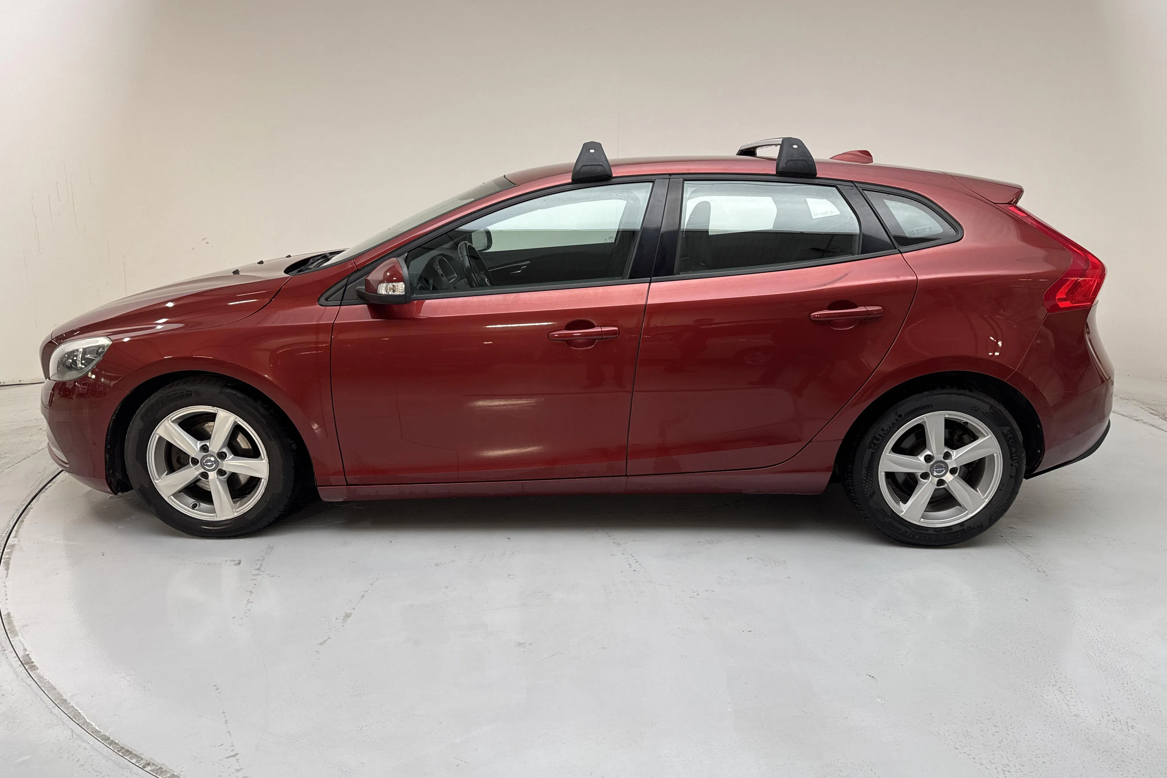 Presentationsfoto 2 av 13: Volvo V40 D2 (115hk) - 20 626 mil - Manuell - röd - 2014