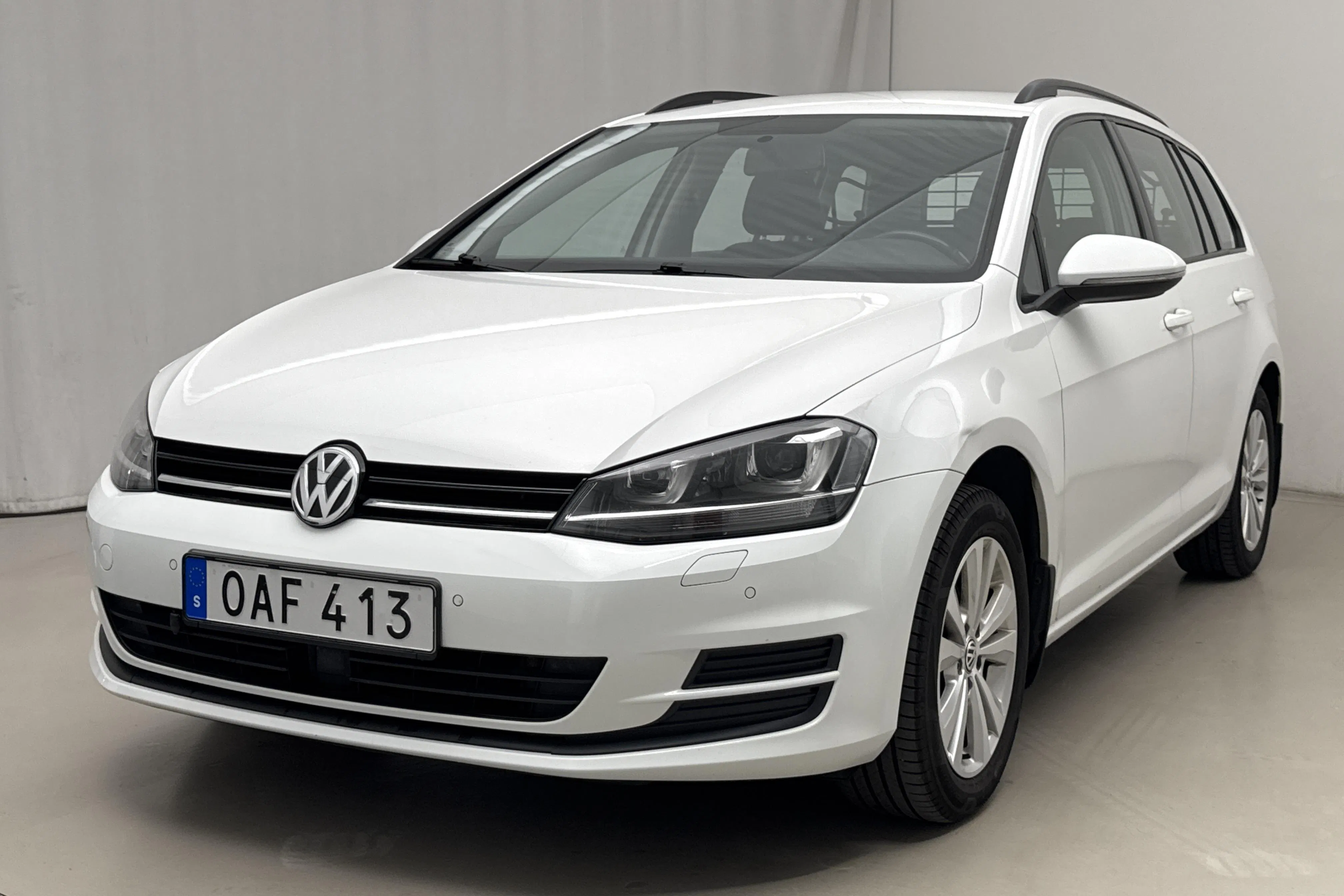 Presentationsfoto 1 av 16: VW Golf VII 1.6 TDI BlueMotion Sportscombi 4Motion (110hk) - 16 791 mil - Manuell - vit - 2016