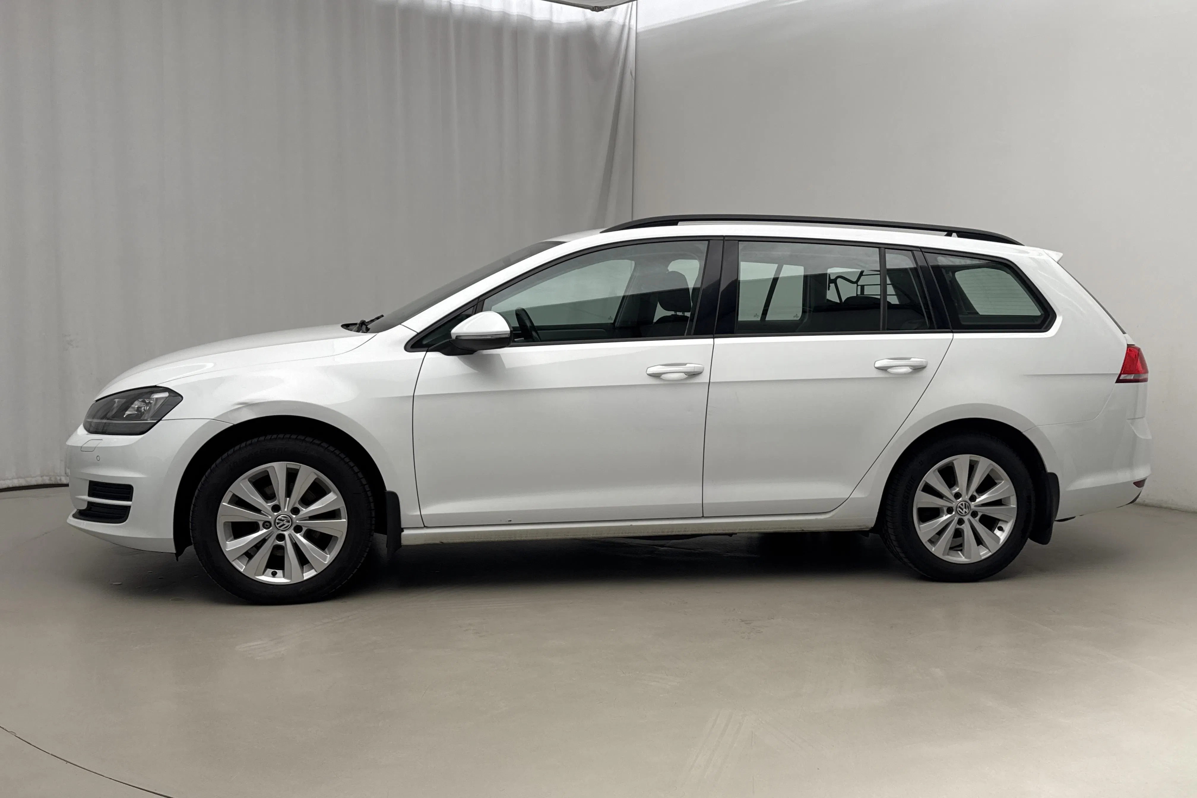 Presentationsfoto 2 av 16: VW Golf VII 1.6 TDI BlueMotion Sportscombi 4Motion (110hk) - 16 791 mil - Manuell - vit - 2016