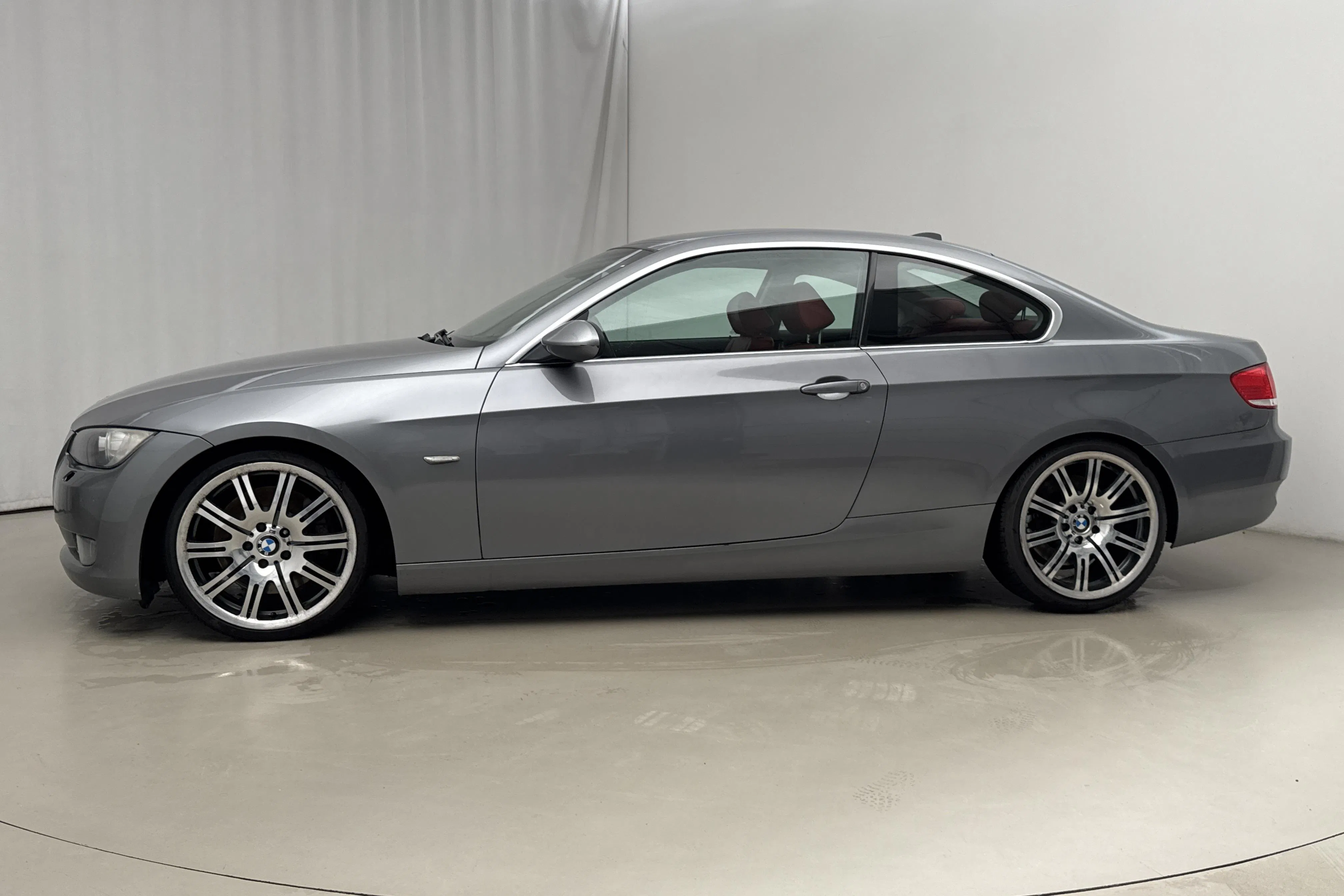Presentationsfoto 2 av 16: BMW 335i Coupé, E92 (306hk) - 20 370 mil - Manuell - grå - 2007