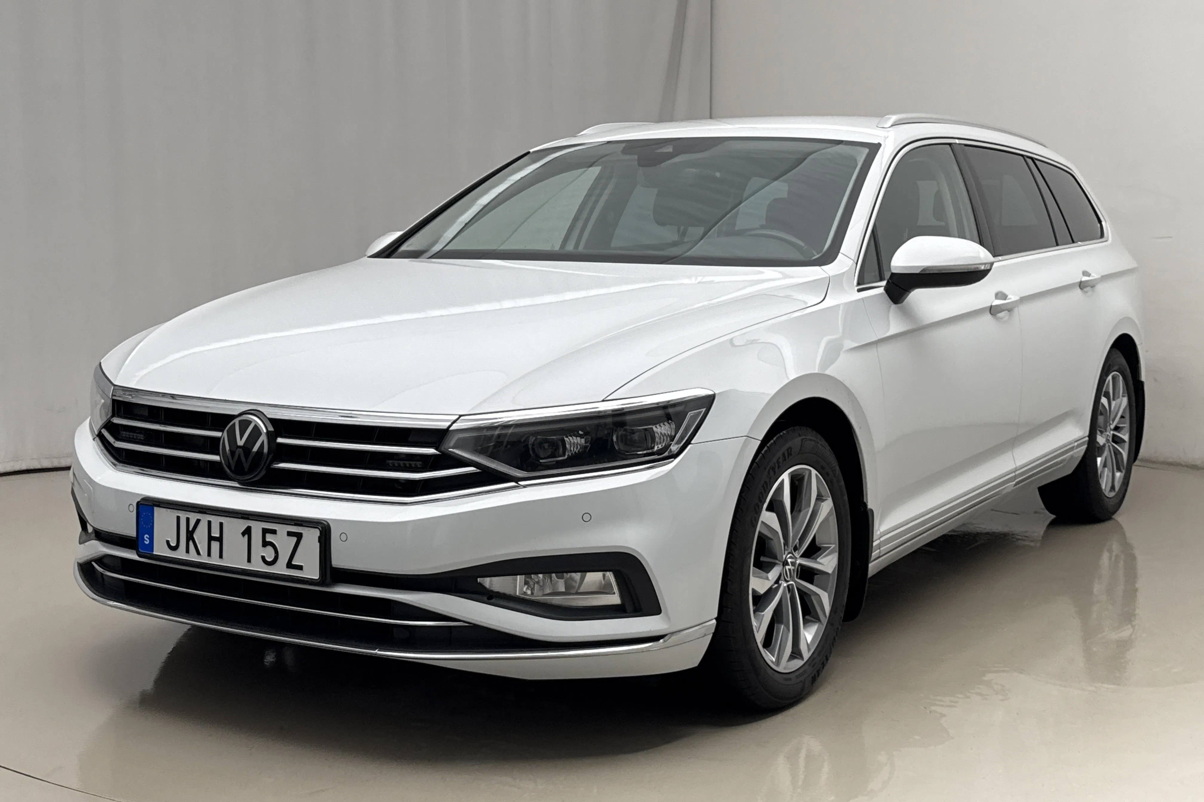 Presentation photo 1 of 21: VW Passat 2.0 TDI Sportscombi (200hk) - 122 950 km - Automatic - white - 2023