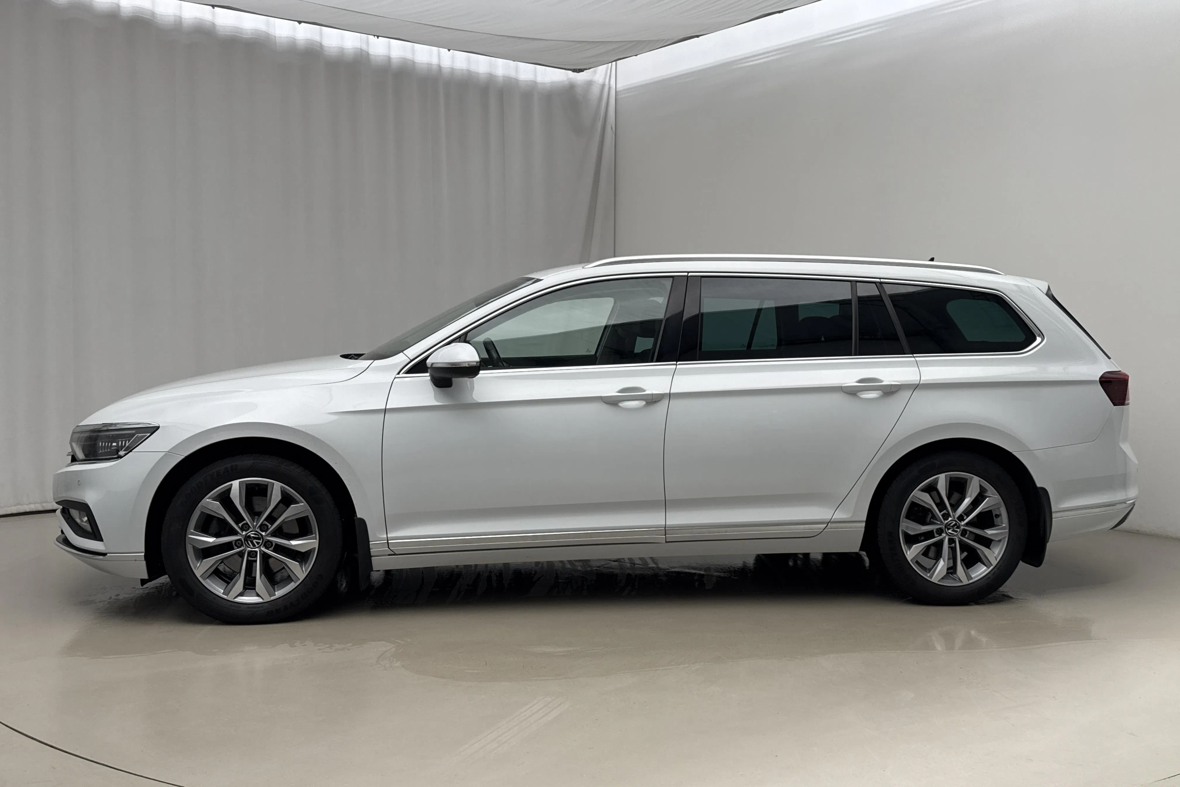 Presentation photo 2 of 21: VW Passat 2.0 TDI Sportscombi (200hk) - 122 950 km - Automatic - white - 2023