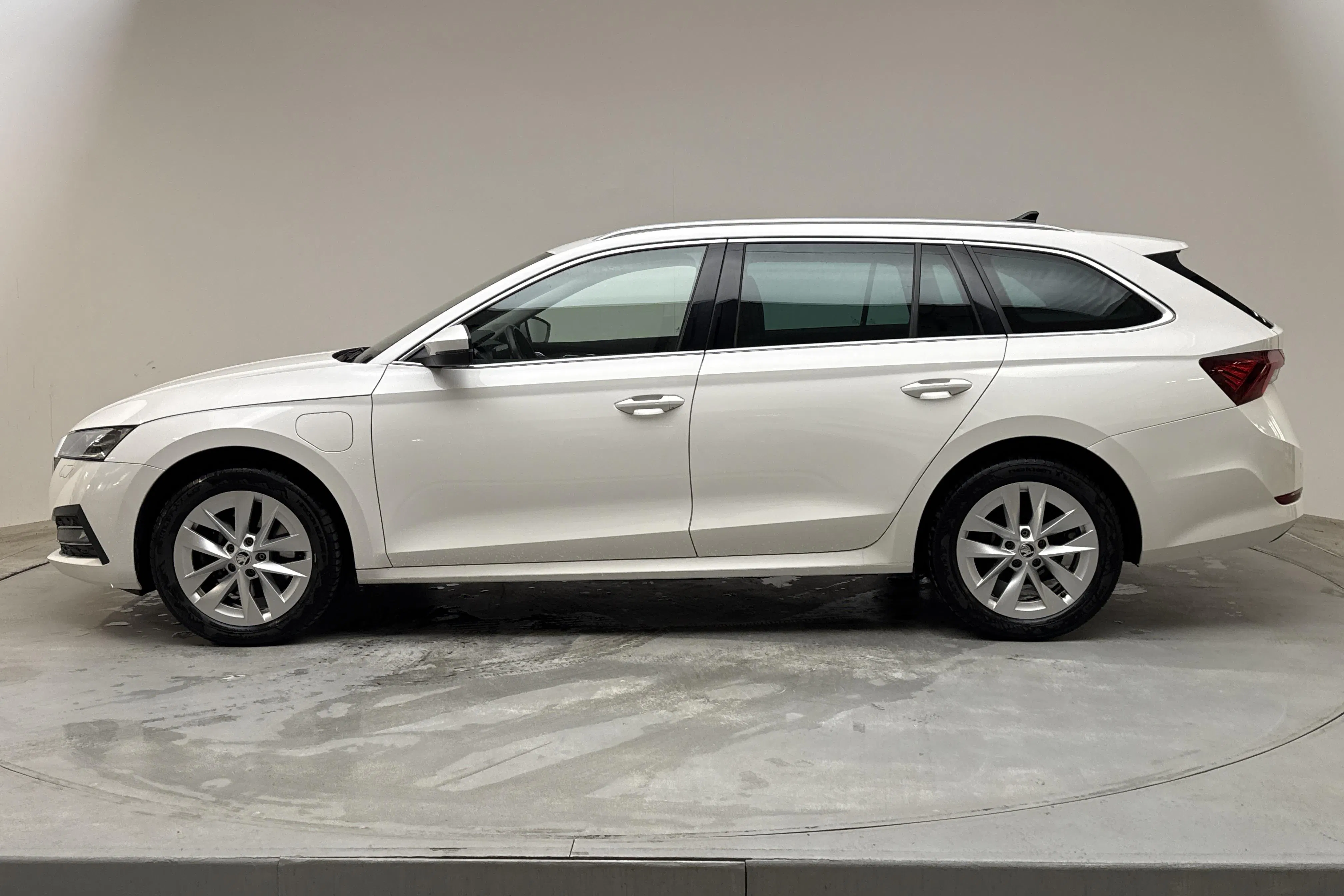 Presentationsfoto 2 av 16: Skoda Octavia 1.4 iV PHEV Combi (204hk) - 9 735 mil - Automat - vit - 2022
