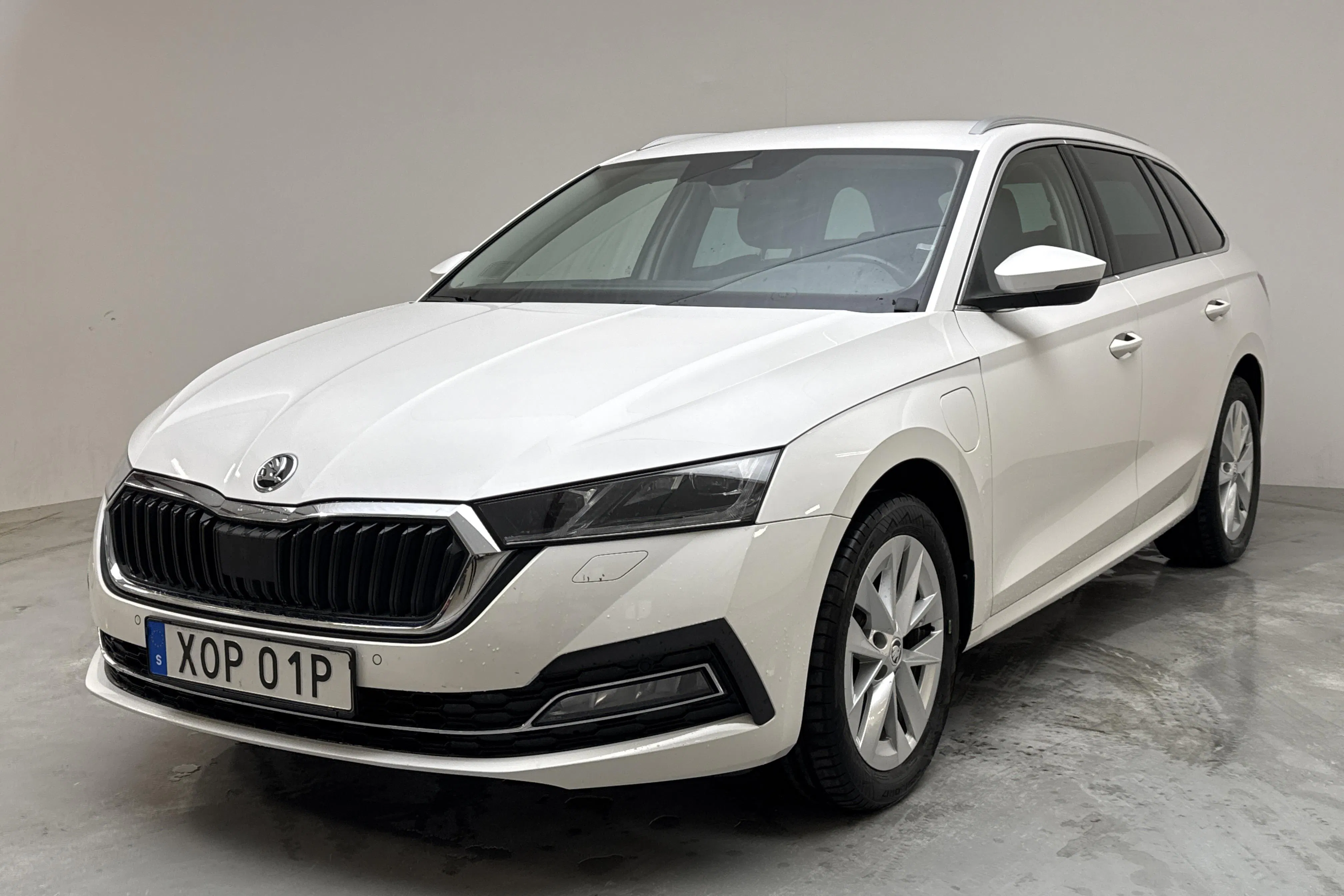 Presentationsfoto 1 av 16: Skoda Octavia 1.4 iV PHEV Combi (204hk) - 9 735 mil - Automat - vit - 2022