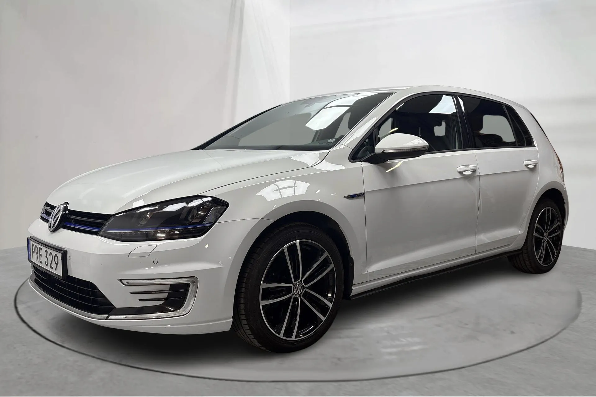 Presentationsfoto 1 av 16: VW Golf VII 1.4 Plug-in-Hybrid 5dr (204hk) - 7 124 mil - Automat - vit - 2016