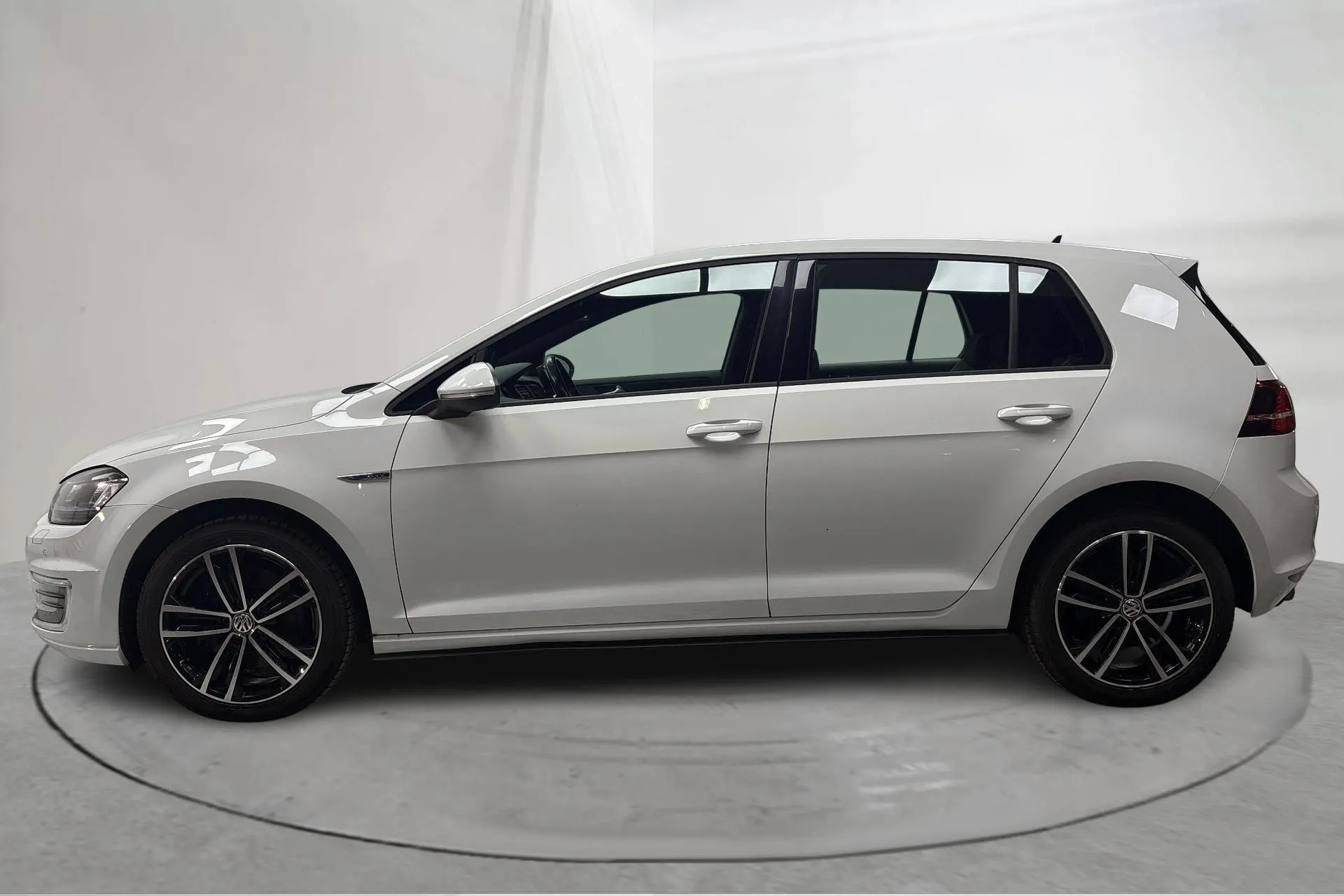 Presentationsfoto 2 av 16: VW Golf VII 1.4 Plug-in-Hybrid 5dr (204hk) - 7 124 mil - Automat - vit - 2016
