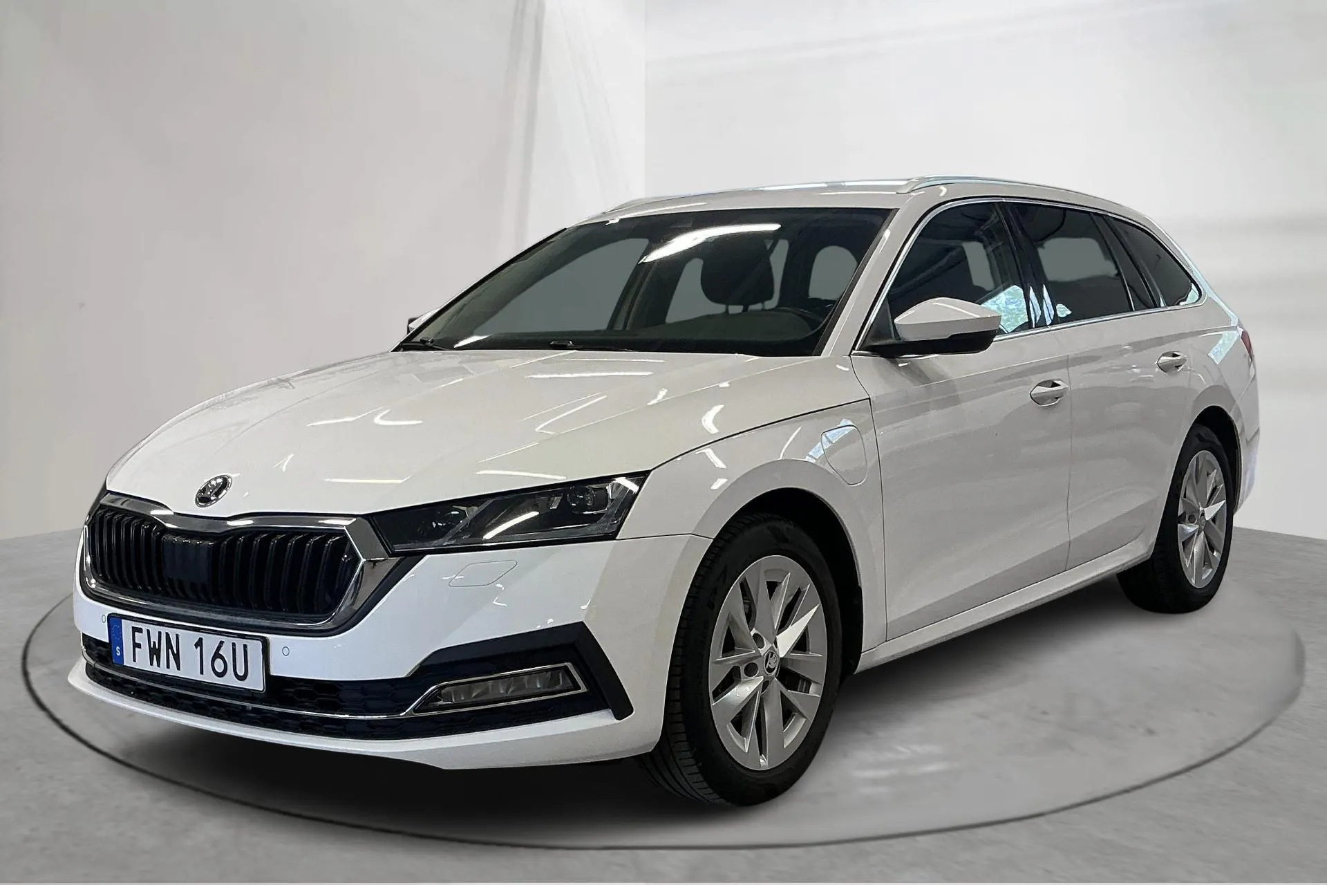 Presentationsfoto 1 av 17: Skoda Octavia 1.4 iV PHEV Combi (204hk) - 10 632 mil - Automat - vit - 2022
