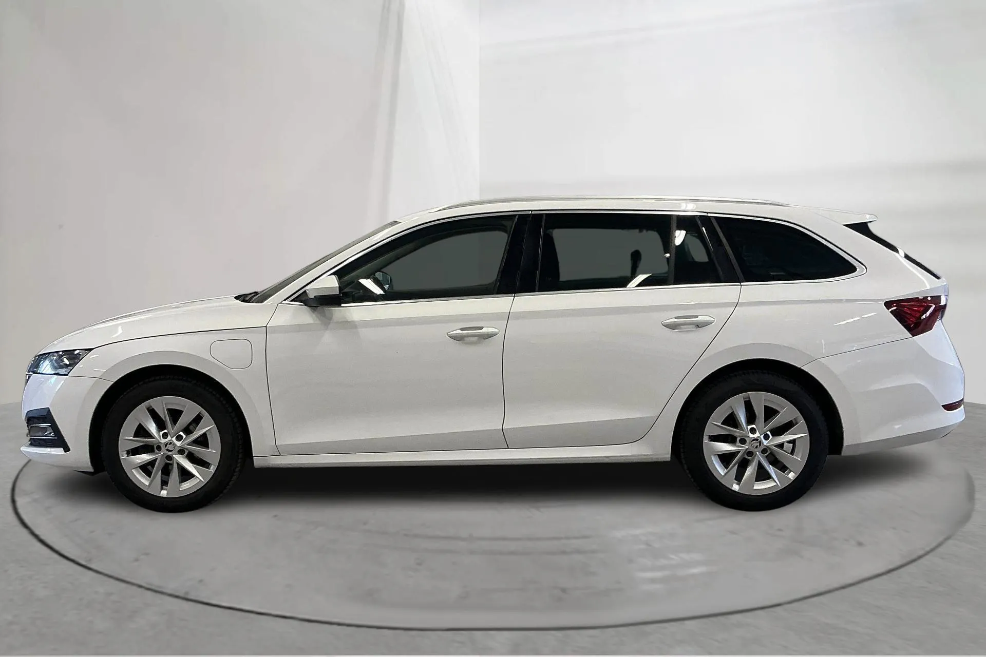 Presentationsfoto 2 av 17: Skoda Octavia 1.4 iV PHEV Combi (204hk) - 10 632 mil - Automat - vit - 2022