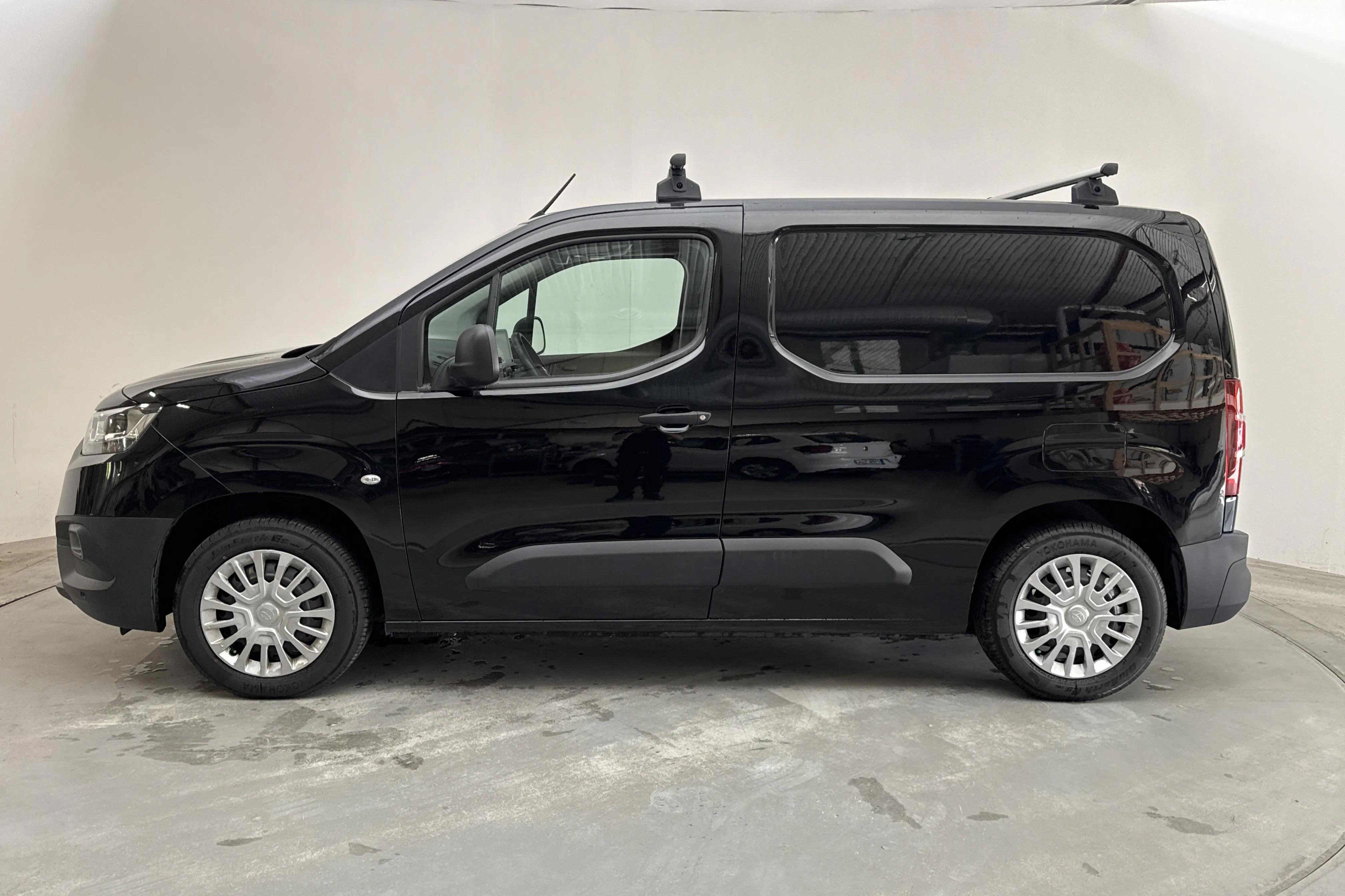 Presentationsfoto 2 av 13: Toyota PROACE CITY 1.2T (110hk) - 8 576 mil - Manuell - svart - 2021