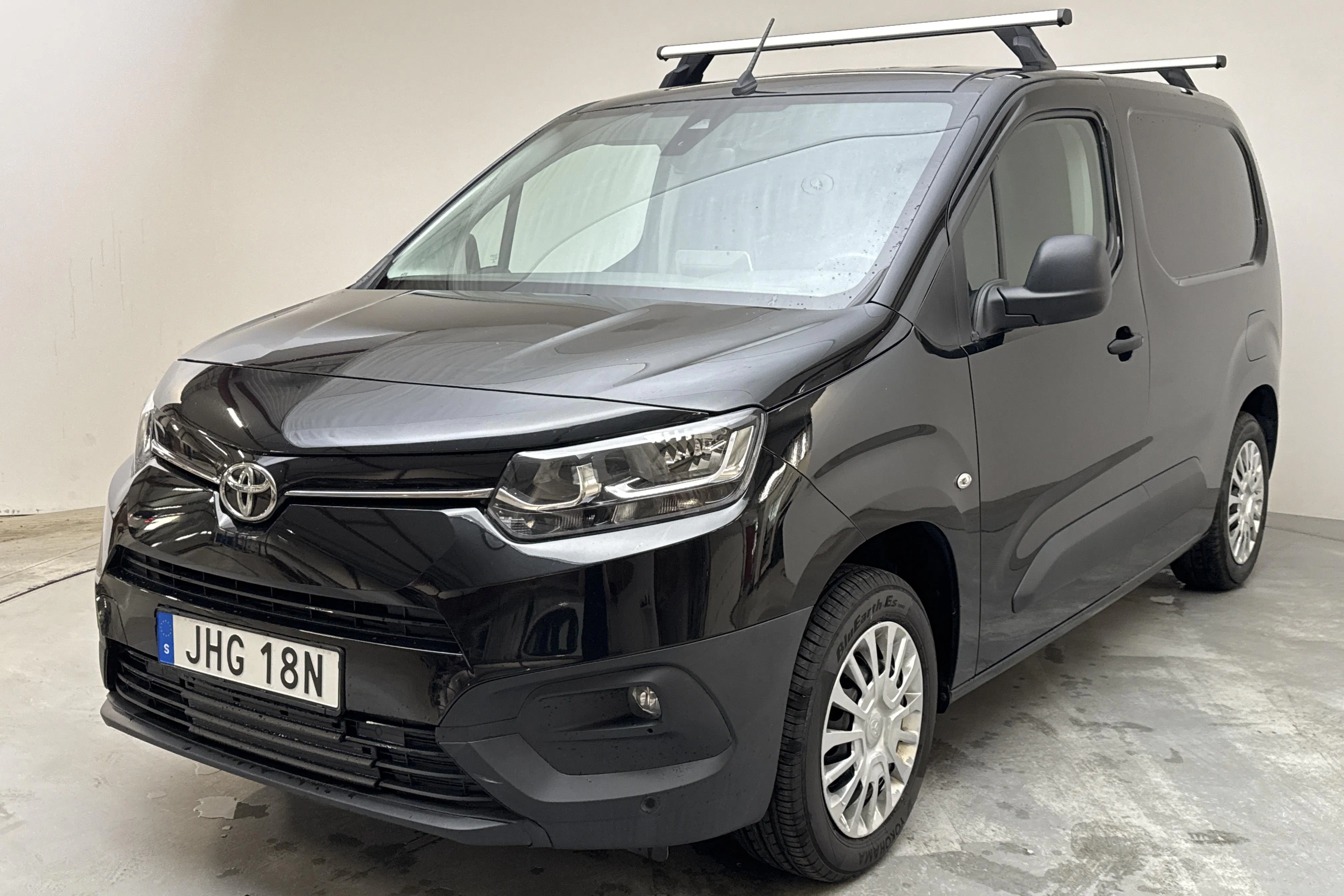 Presentationsfoto 1 av 13: Toyota PROACE CITY 1.2T (110hk) - 8 576 mil - Manuell - svart - 2021