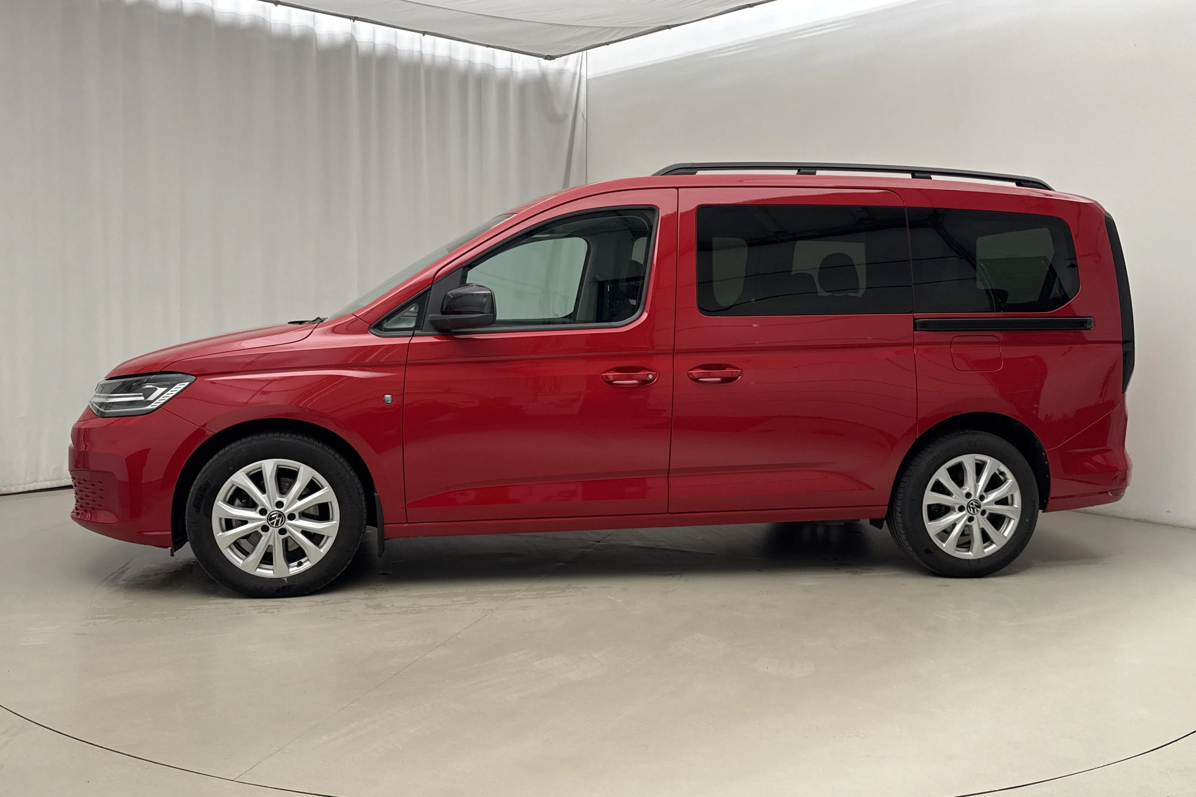 Presentation photo 2 of 20: VW Caddy Maxi 2.0 TDI (122hk) - 17 420 km - Automatic - red - 2023