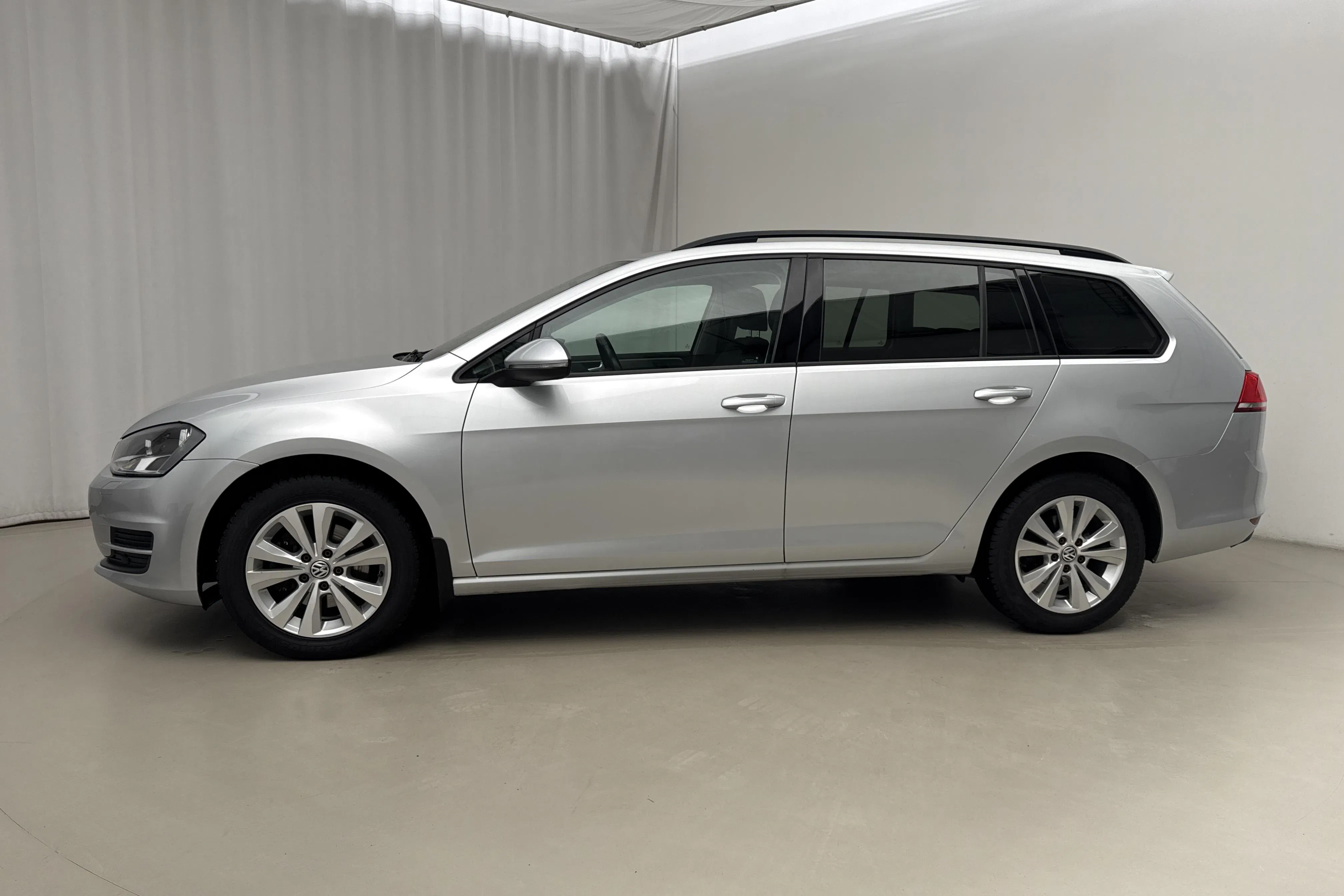 Presentationsfoto 2 av 16: VW Golf VII 1.4 TSI Multifuel Sportscombi (125hk) - 15 457 mil - Manuell - silver - 2015