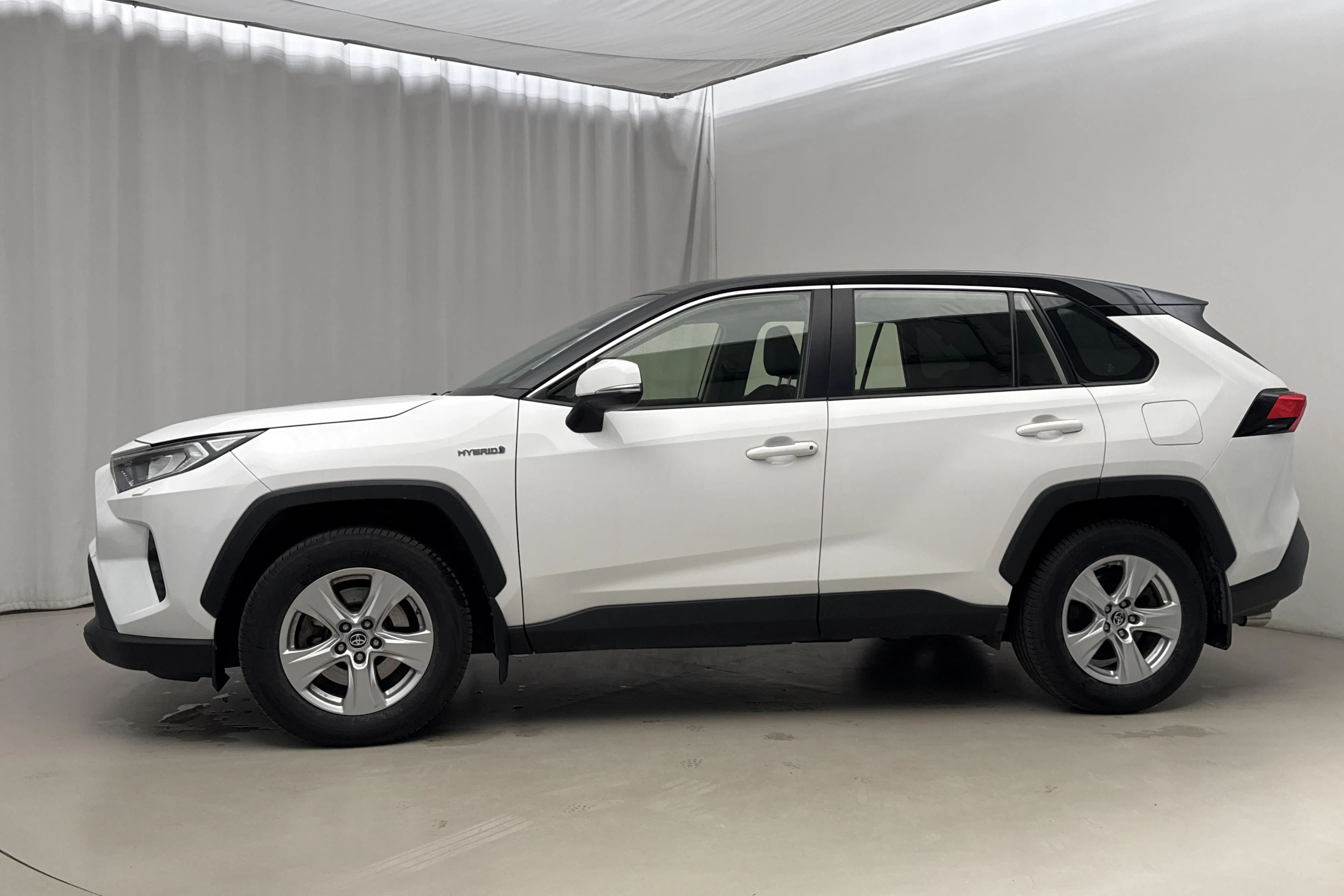 Presentationsfoto 2 av 18: Toyota RAV4 2.5 HSD AWD (222hk) - 21 865 mil - Automat - vit - 2020