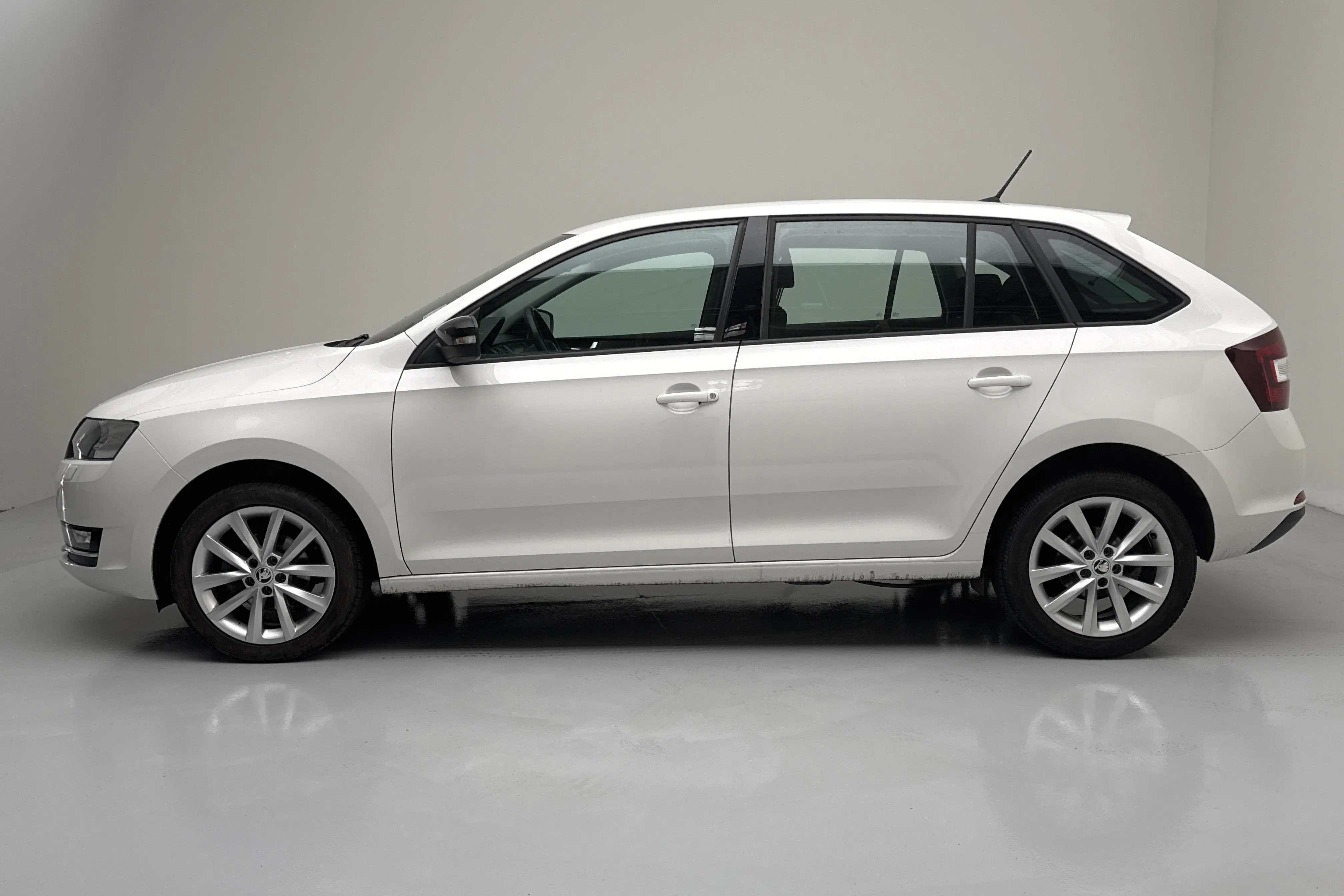 Presentationsfoto 2 av 13: Skoda Rapid 1.4 TDI Spaceback (90hk) - 7 345 mil - Manuell - vit - 2018