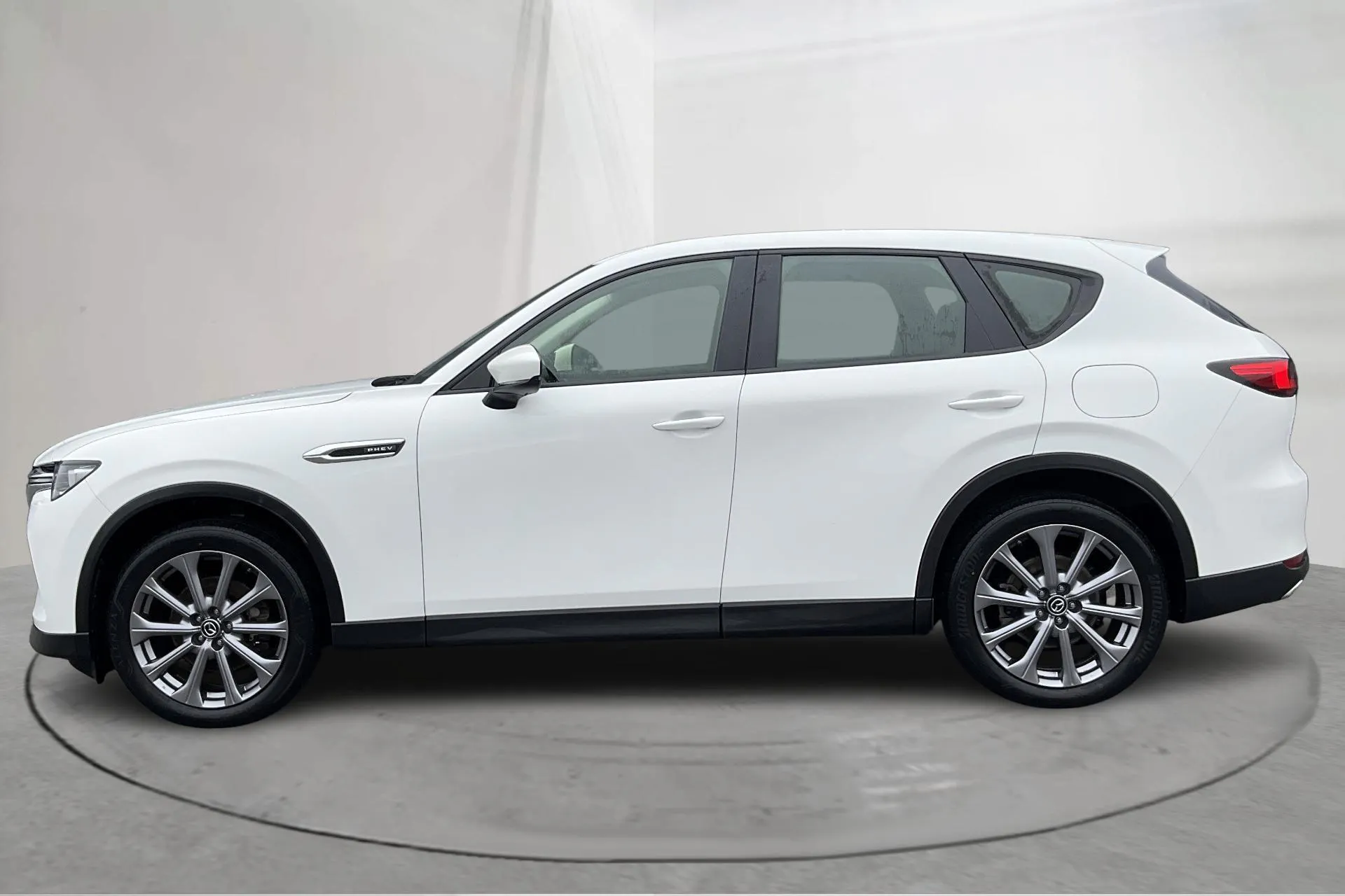 Presentationsfoto 2 av 20: Mazda CX-60 e-Skyactiv PHEV AWD (327hk) - 8 772 mil - Automat - vit - 2023