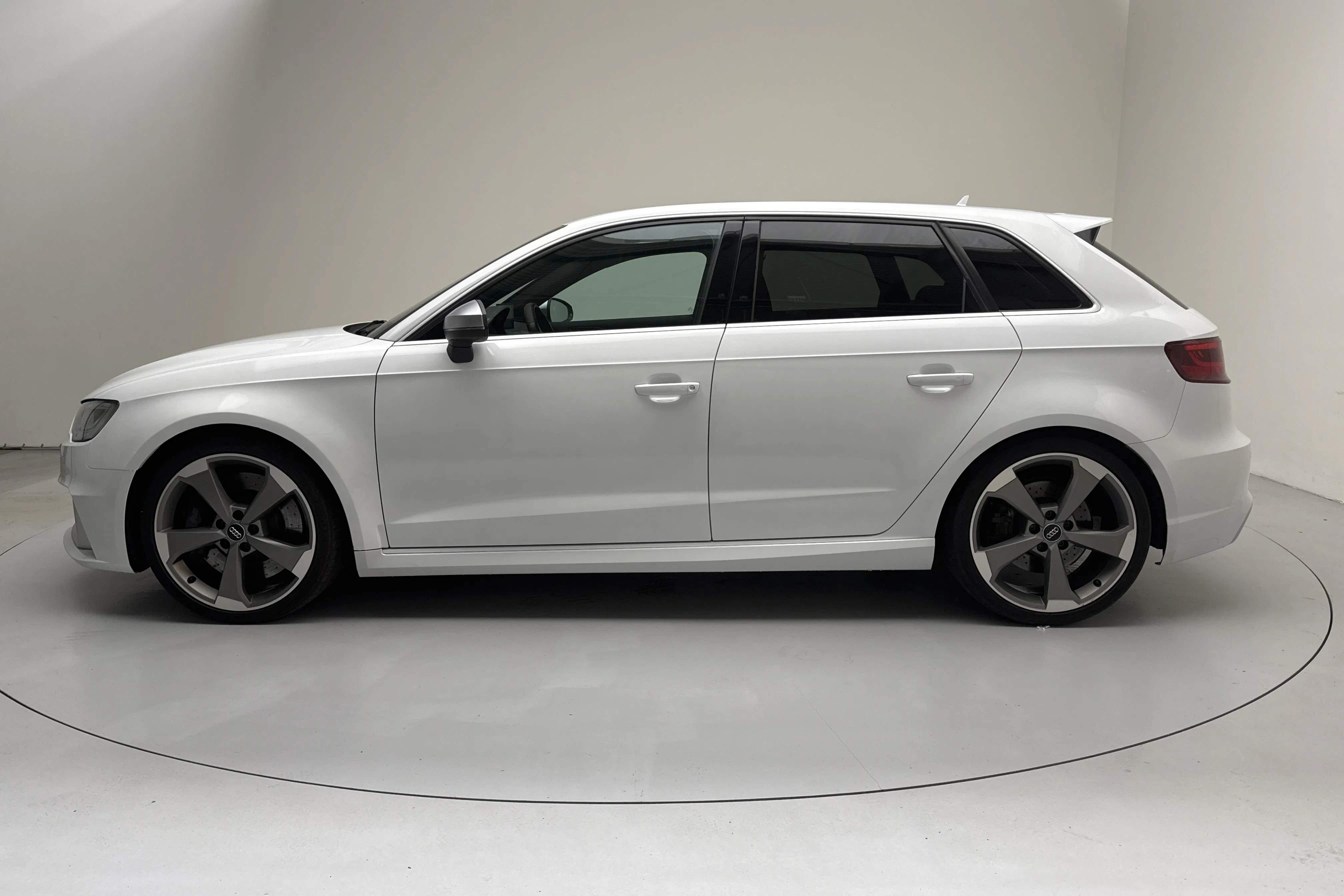 Presentationsfoto 2 av 15: Audi RS3 2.5 TFSI Sportback quattro (367hk) - 14 939 mil - Automat - vit - 2016