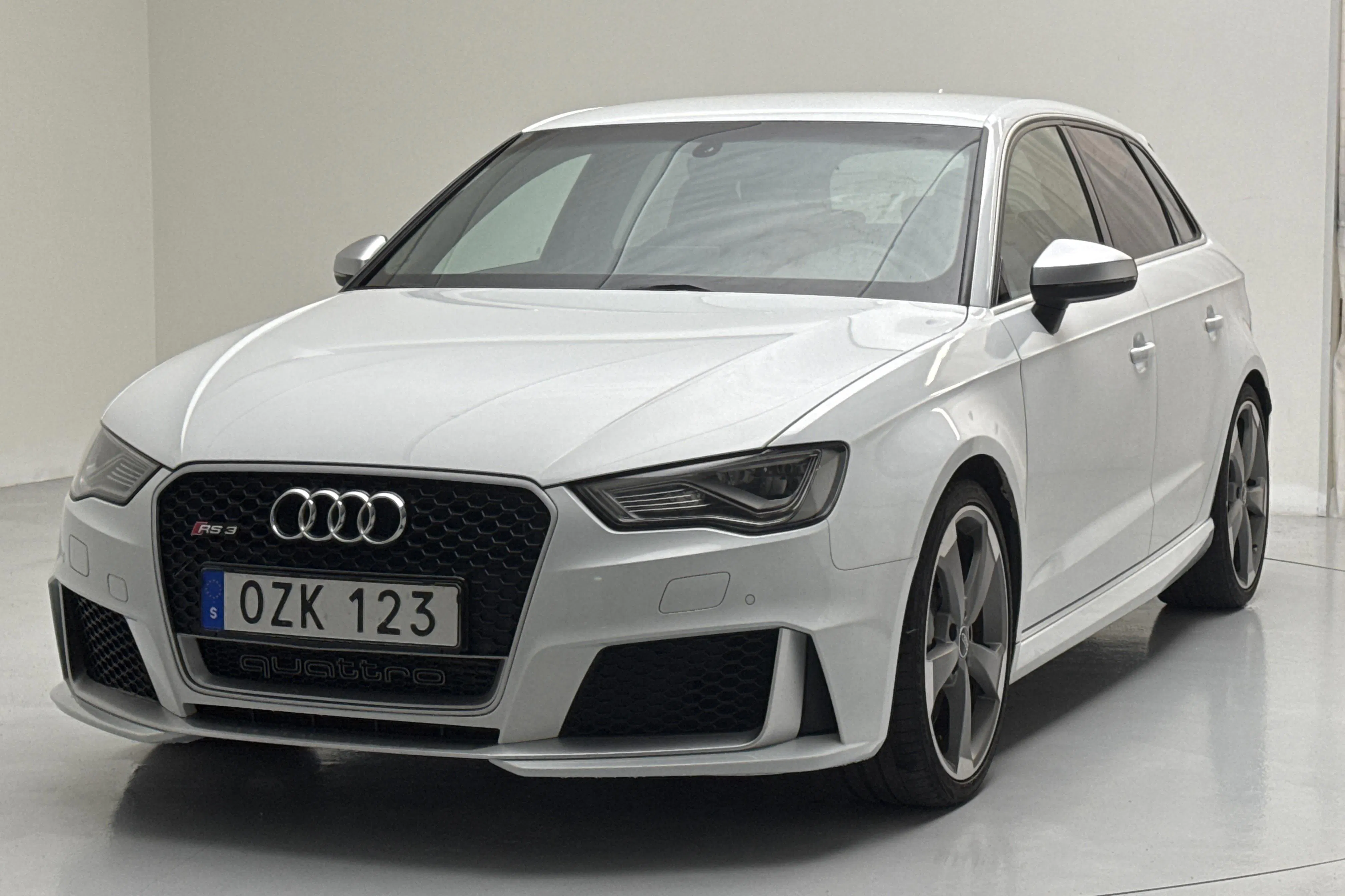 Presentationsfoto 1 av 15: Audi RS3 2.5 TFSI Sportback quattro (367hk) - 14 939 mil - Automat - vit - 2016