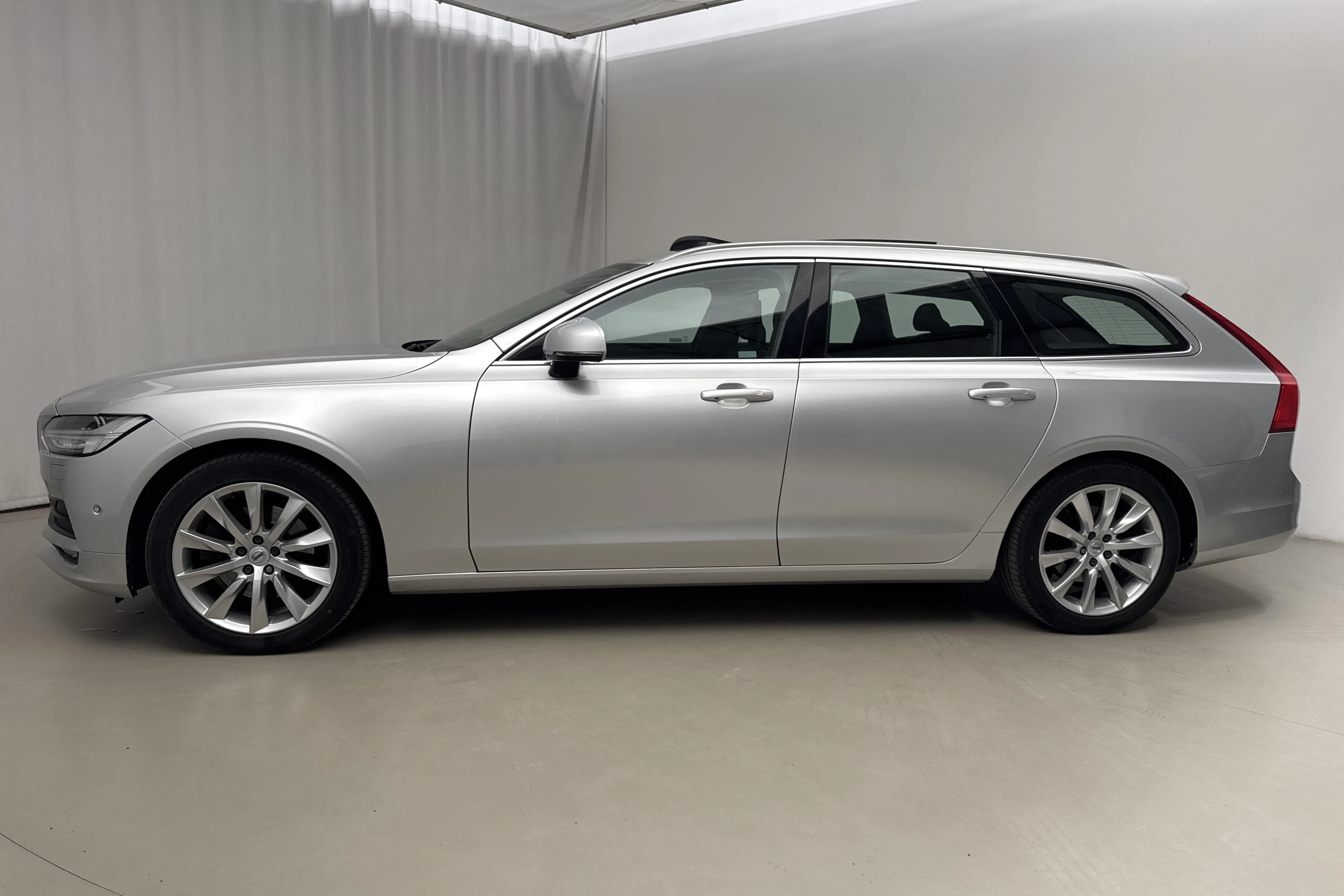 Presentation photo 2 of 23: Volvo V90 D3 (150hk) - 159 920 km - Automatic - silver - 2017