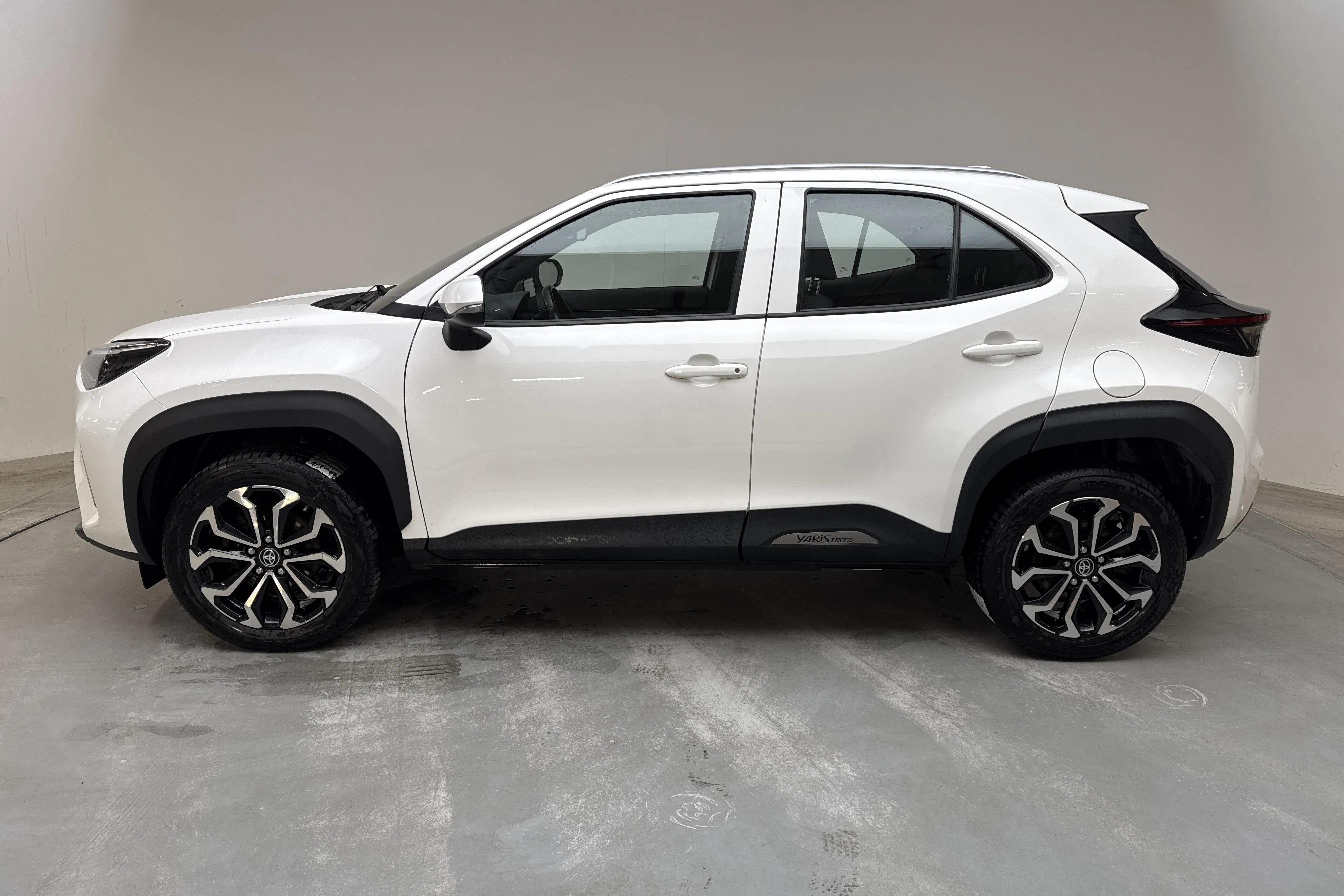 Presentationsfoto 2 av 13: Toyota Yaris Cross 1.5 Hybrid AWD (116hk) - 15 317 mil - Automat - vit - 2022