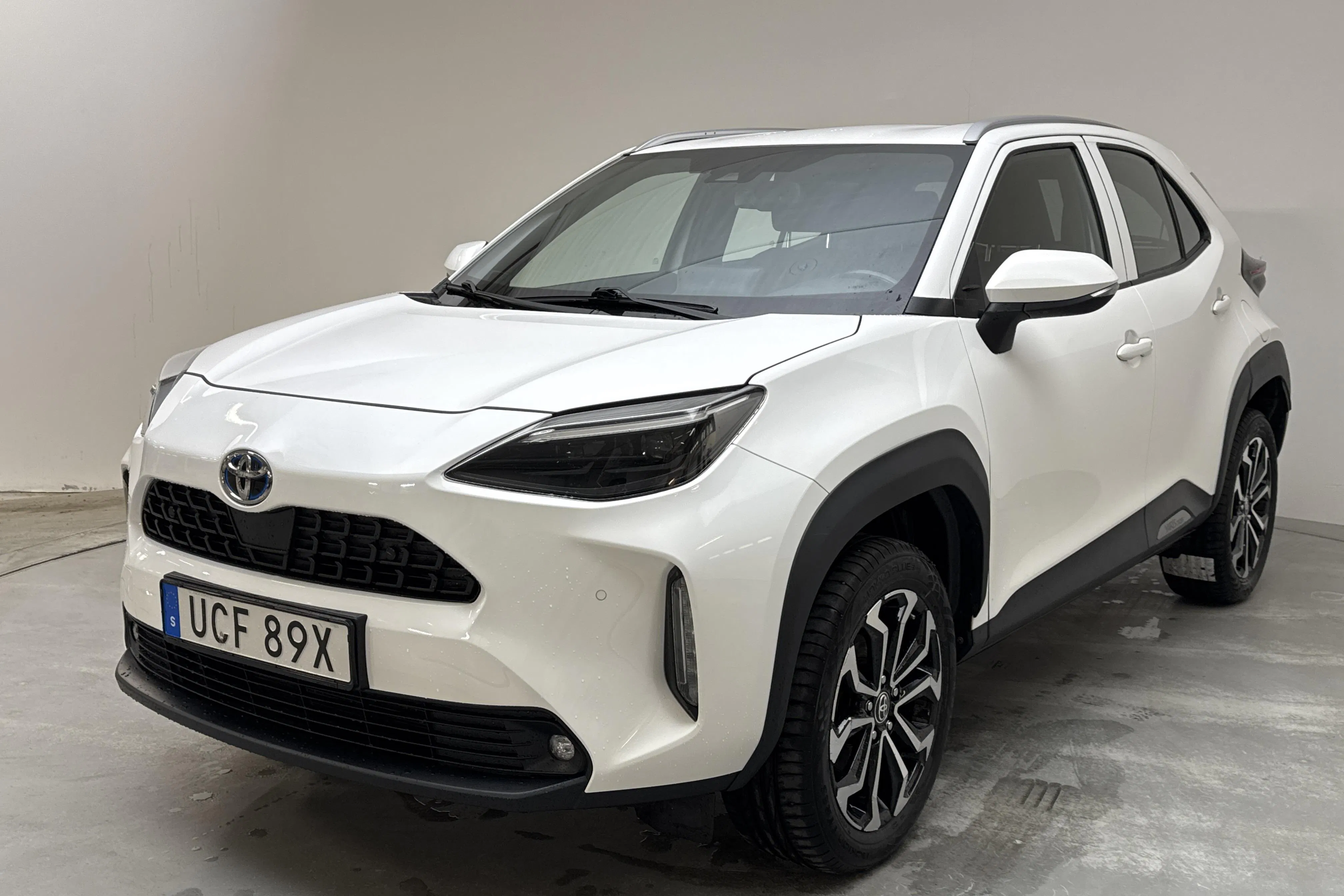 Presentationsfoto 1 av 13: Toyota Yaris Cross 1.5 Hybrid AWD (116hk) - 15 317 mil - Automat - vit - 2022