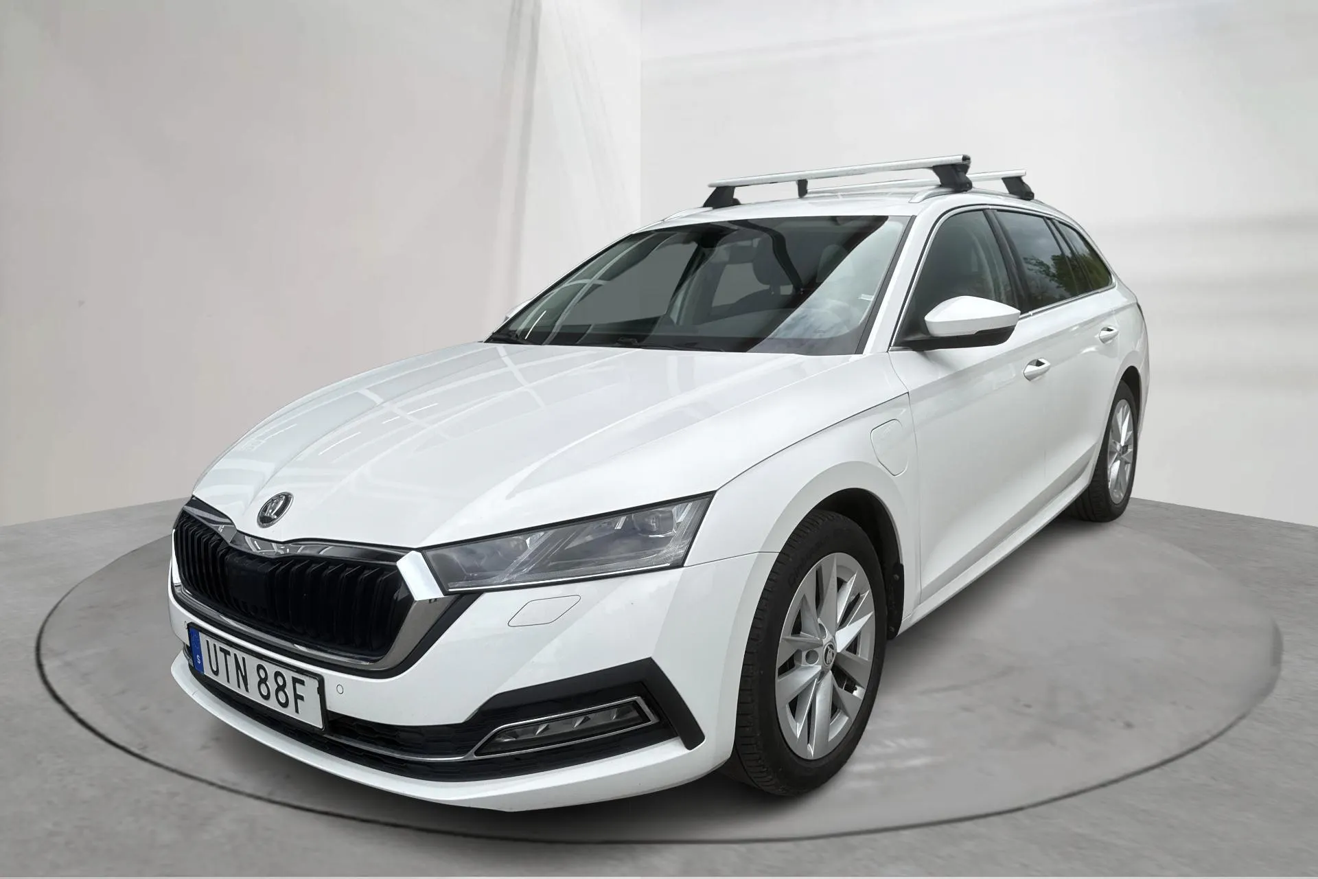Presentationsfoto 1 av 18: Skoda Octavia 1.4 iV PHEV Combi (204hk) - 8 610 mil - Automat - vit - 2022