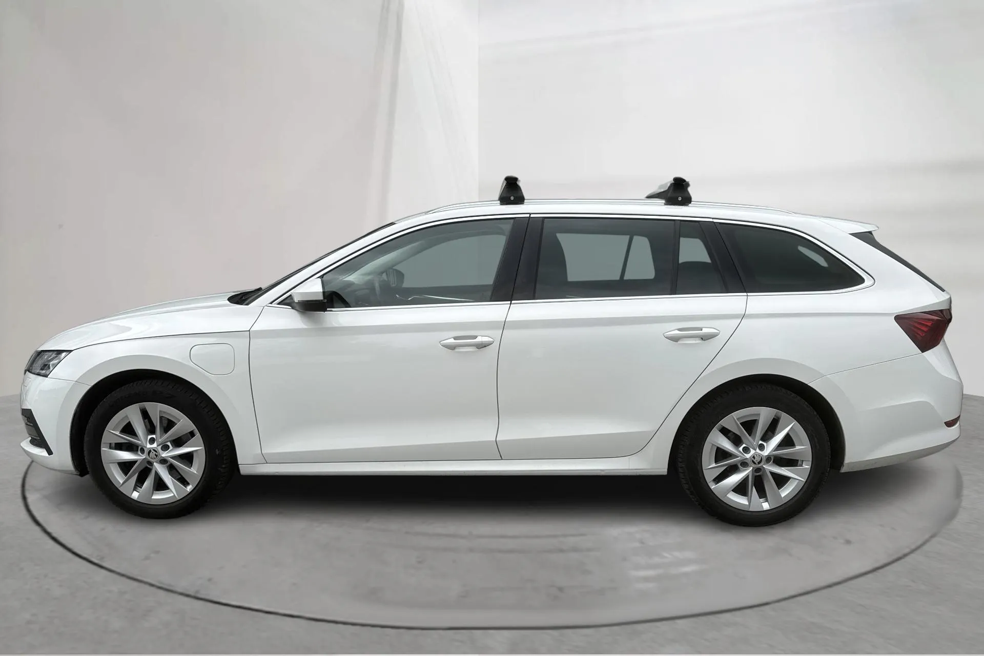 Presentationsfoto 2 av 18: Skoda Octavia 1.4 iV PHEV Combi (204hk) - 8 610 mil - Automat - vit - 2022