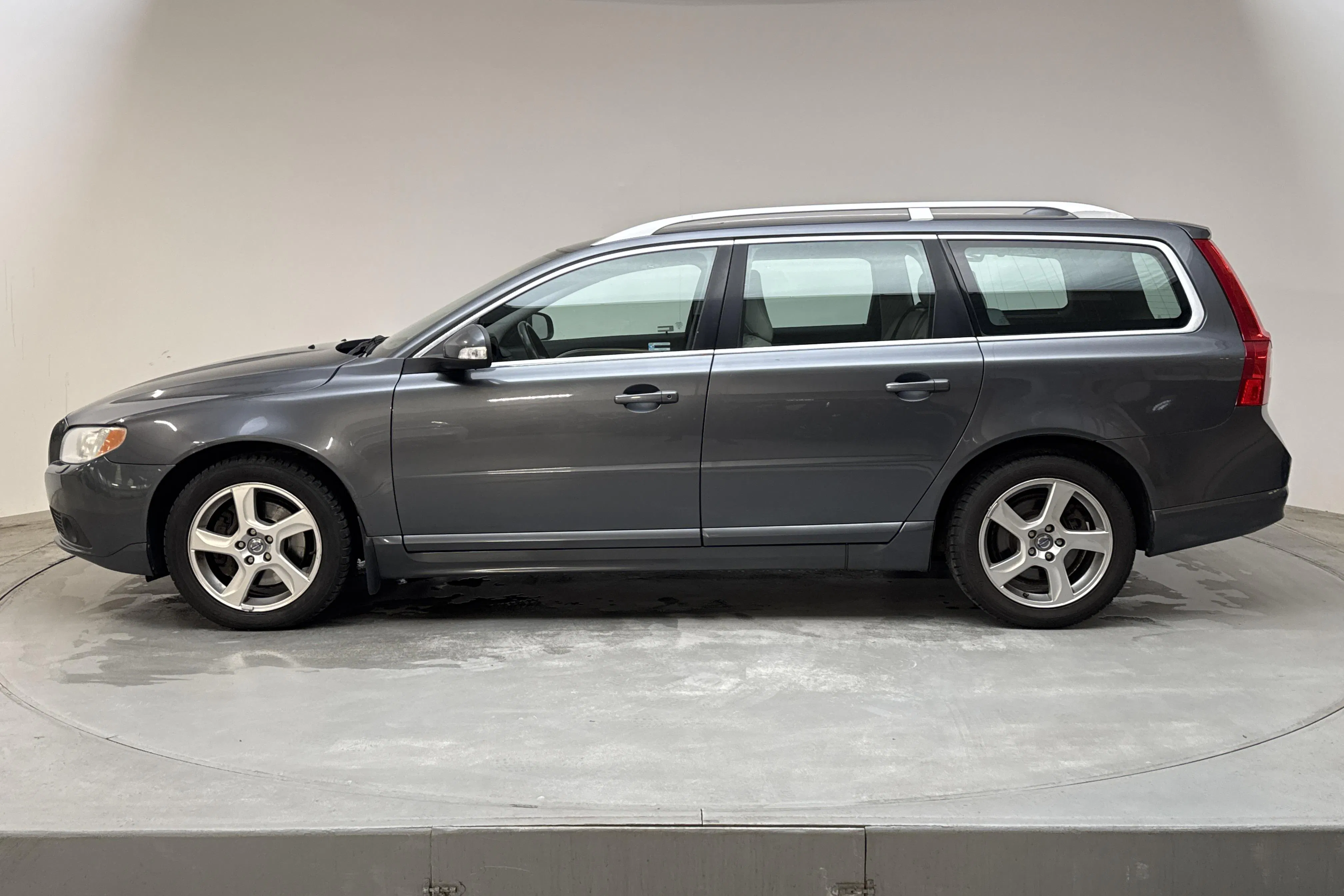 Presentationsfoto 2 av 14: Volvo V70 II 3.2 (238hk) - 23 121 mil - Automat - grå - 2008