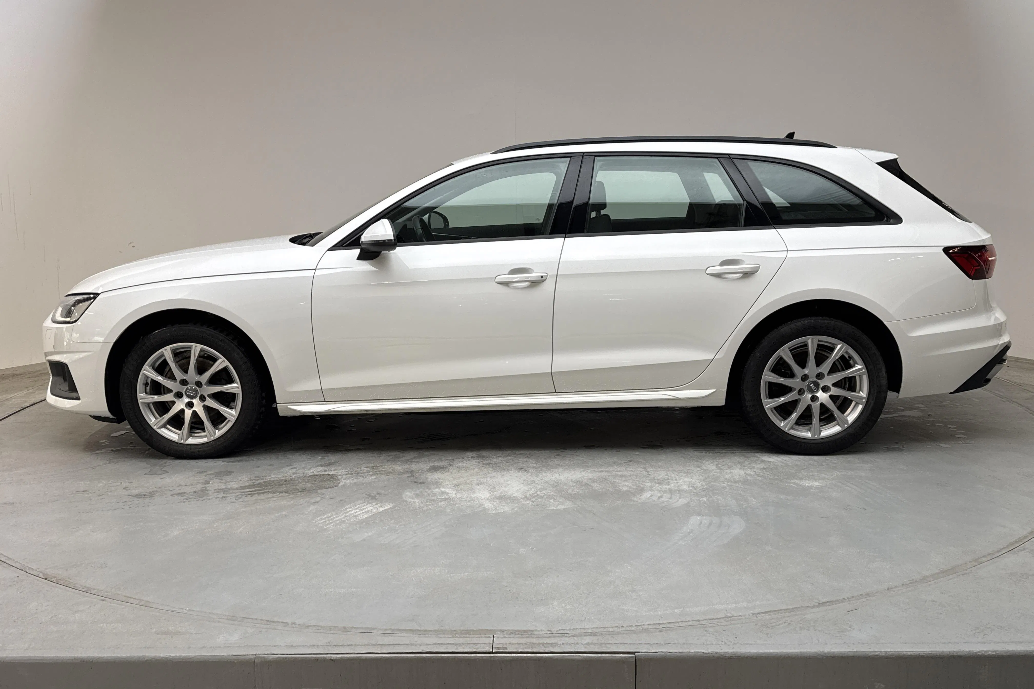 Presentation photo 2 of 13: Audi A4 2.0 TFSI g-tron Avant (170hk) - 93 110 km - Automatic - white - 2021