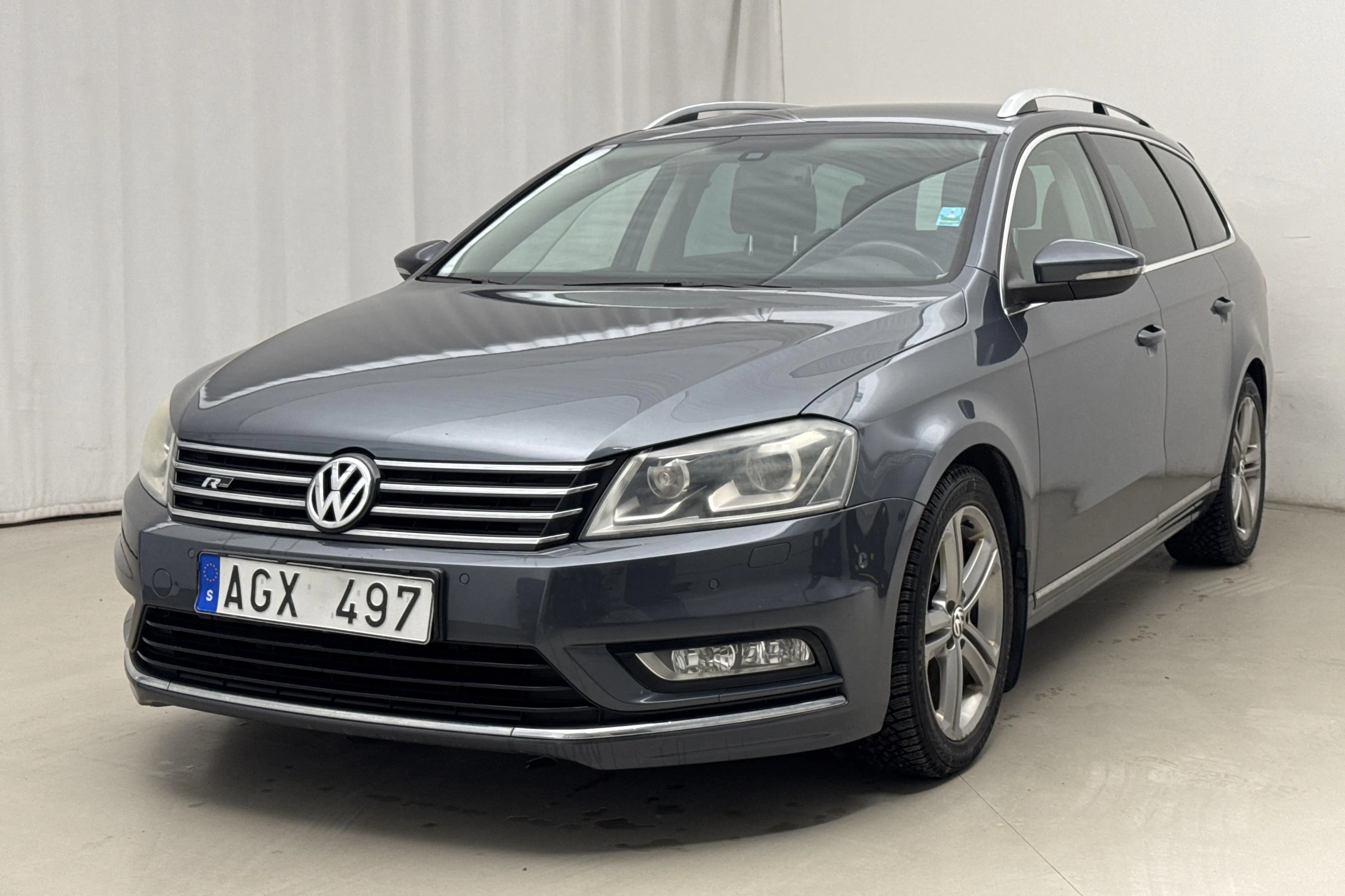 Presentationsfoto 1 av 18: VW Passat 2.0 TDI BlueMotion Technology Variant 4Motion (170hk) - 18 131 mil - Automat - Light Grey - 2013