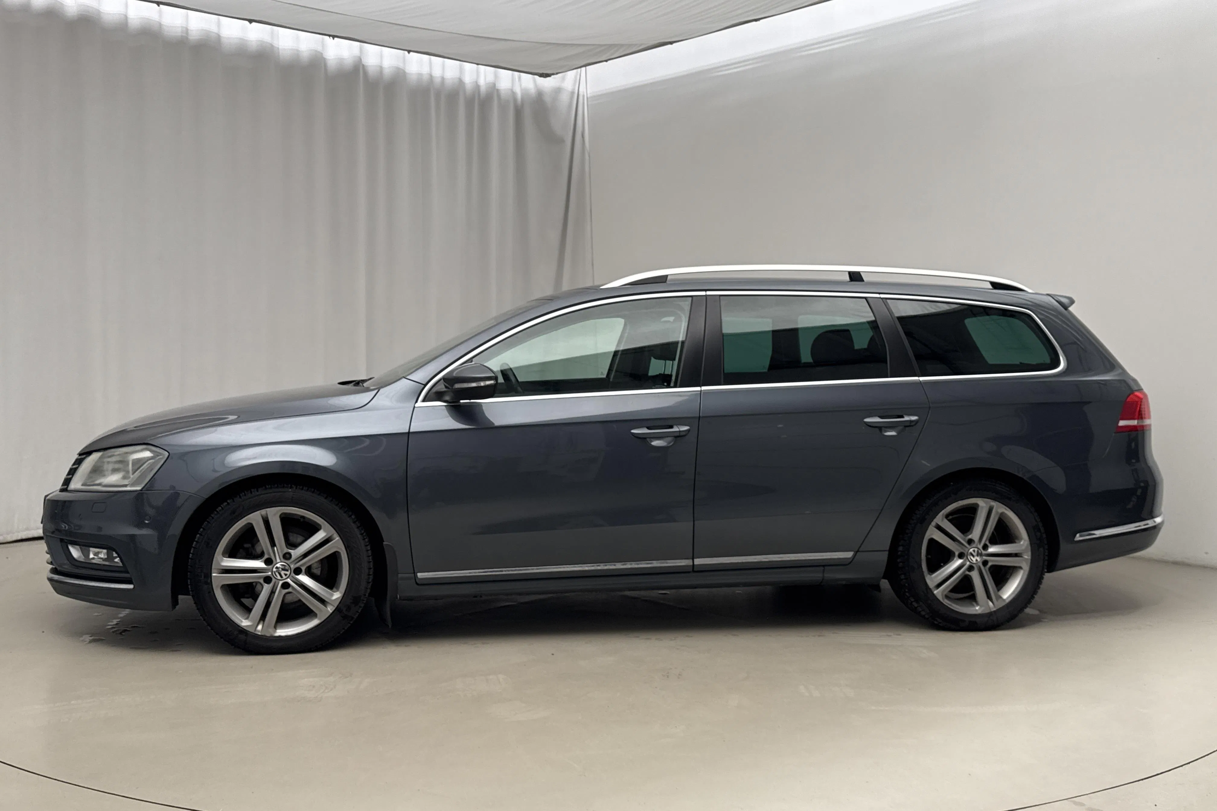 Presentationsfoto 2 av 18: VW Passat 2.0 TDI BlueMotion Technology Variant 4Motion (170hk) - 18 131 mil - Automat - Light Grey - 2013