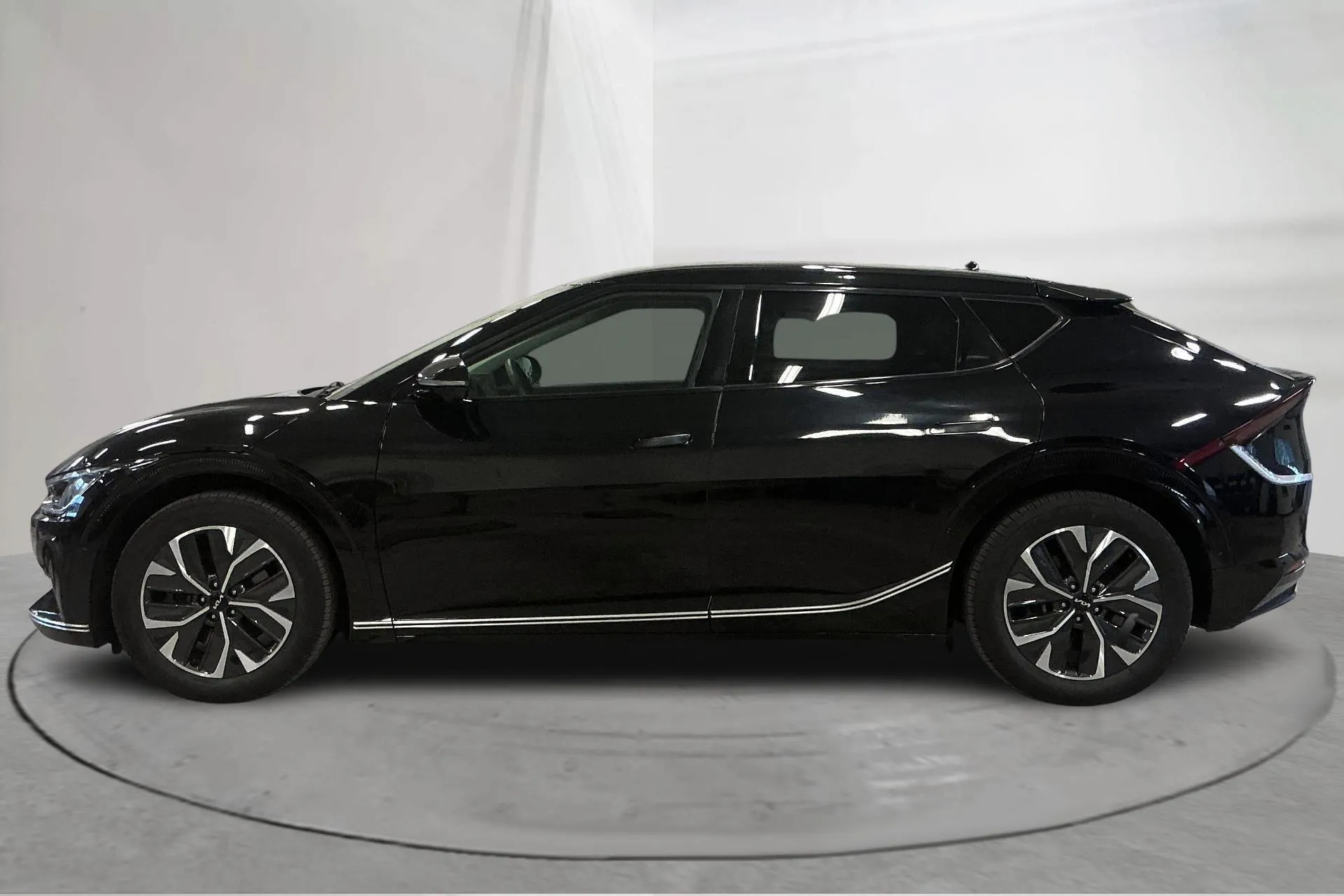 Presentationsfoto 2 av 19: KIA EV6 RWD (228hk) - 12 139 mil - Automat - svart - 2023