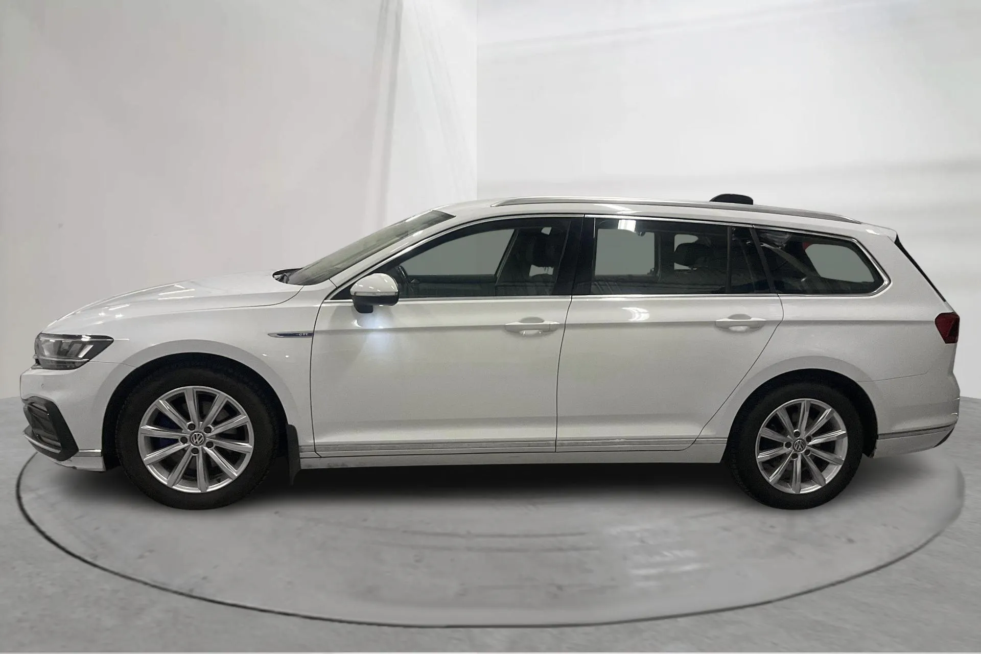Presentationsfoto 2 av 20: VW Passat 1.4 GTE Sportscombi (218hk) - 13 683 mil - Automat - vit - 2020