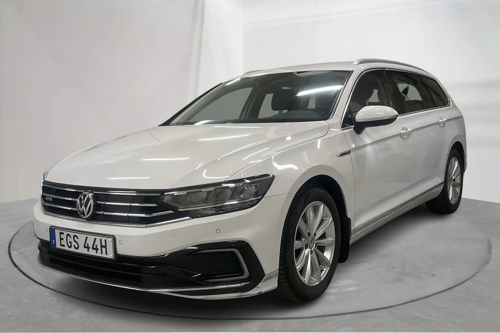 Presentationsfoto 1 av 20: VW Passat 1.4 GTE Sportscombi (218hk) - 13 683 mil - Automat - vit - 2020