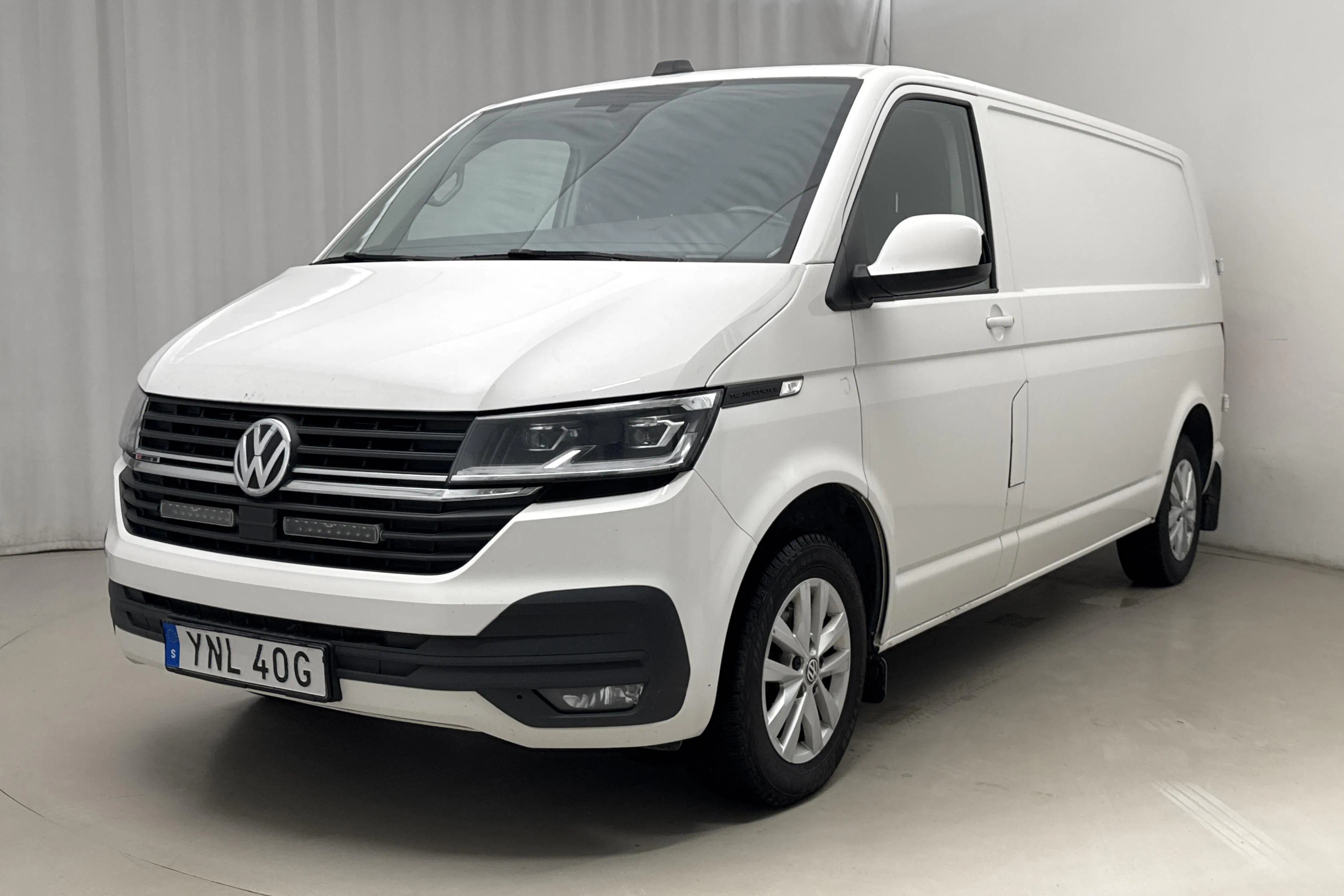 Presentationsfoto 1 av 18: VW Transporter T6 2.0 TDI BMT Skåp 4MOTION (150hk) - 19 093 mil - Automat - vit - 2020