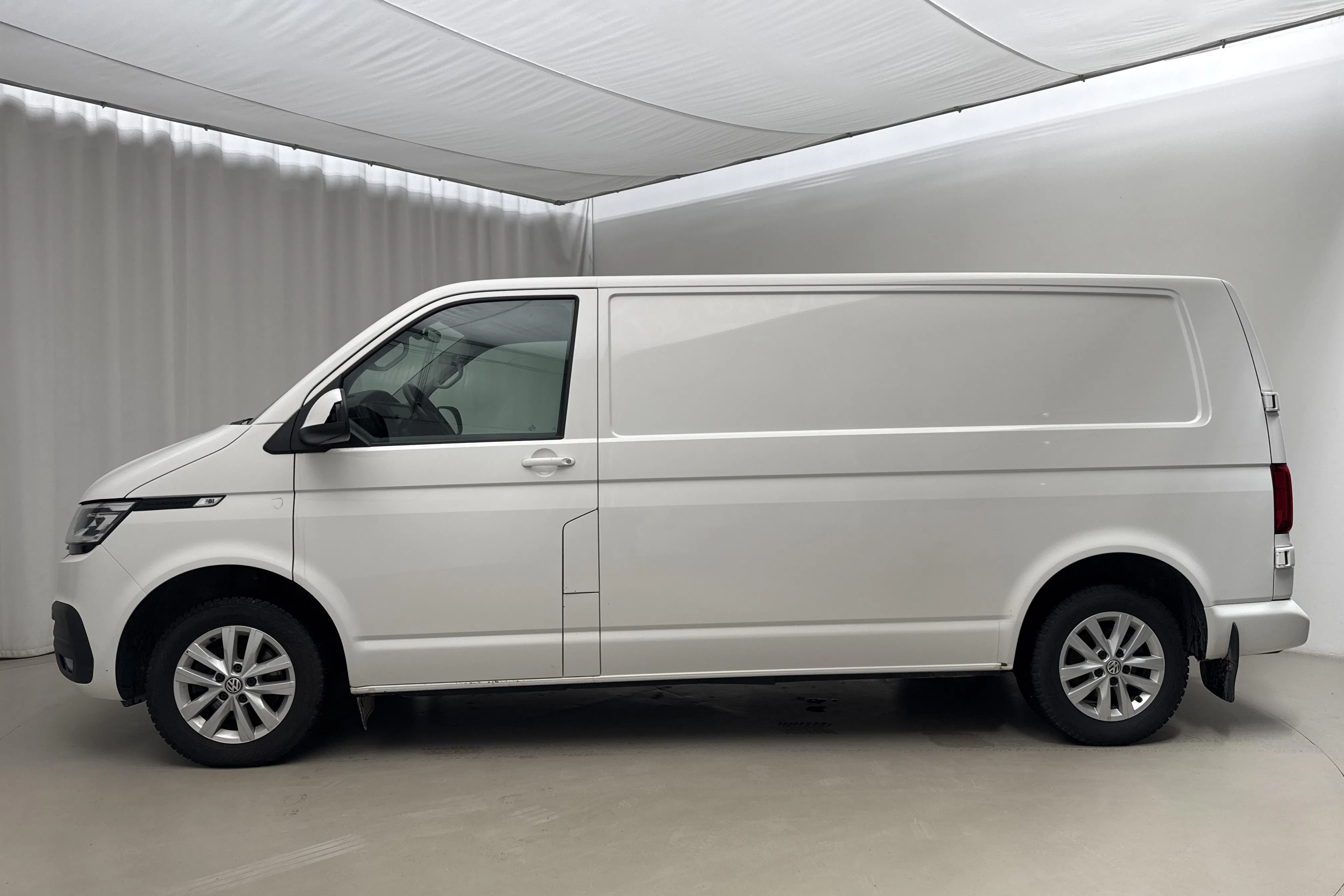 Presentationsfoto 2 av 18: VW Transporter T6 2.0 TDI BMT Skåp 4MOTION (150hk) - 19 093 mil - Automat - vit - 2020