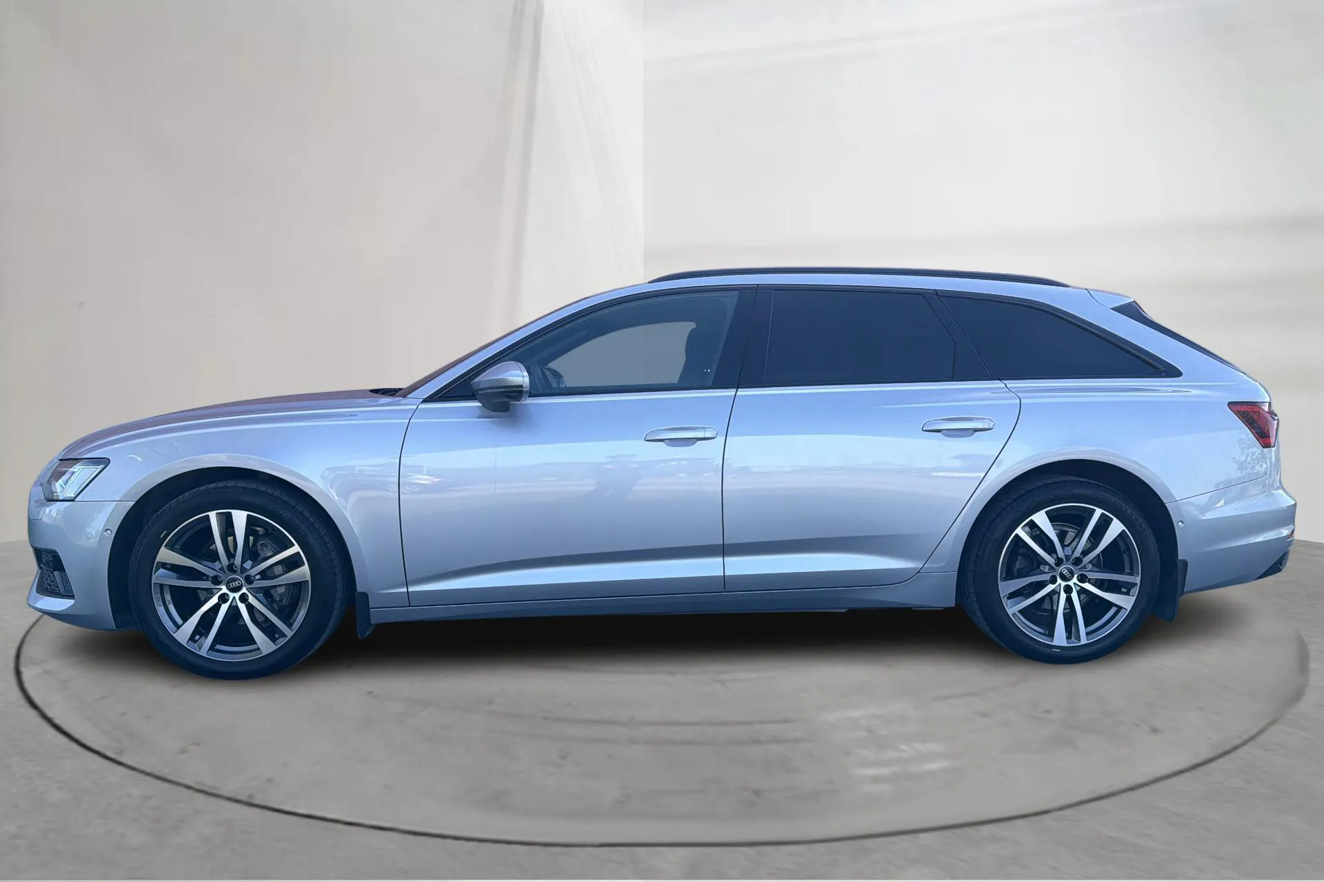 Presentationsfoto 2 av 18: Audi A6 Avant 40 TDI quattro (204hk) - 12 569 mil - Automat - silver - 2023