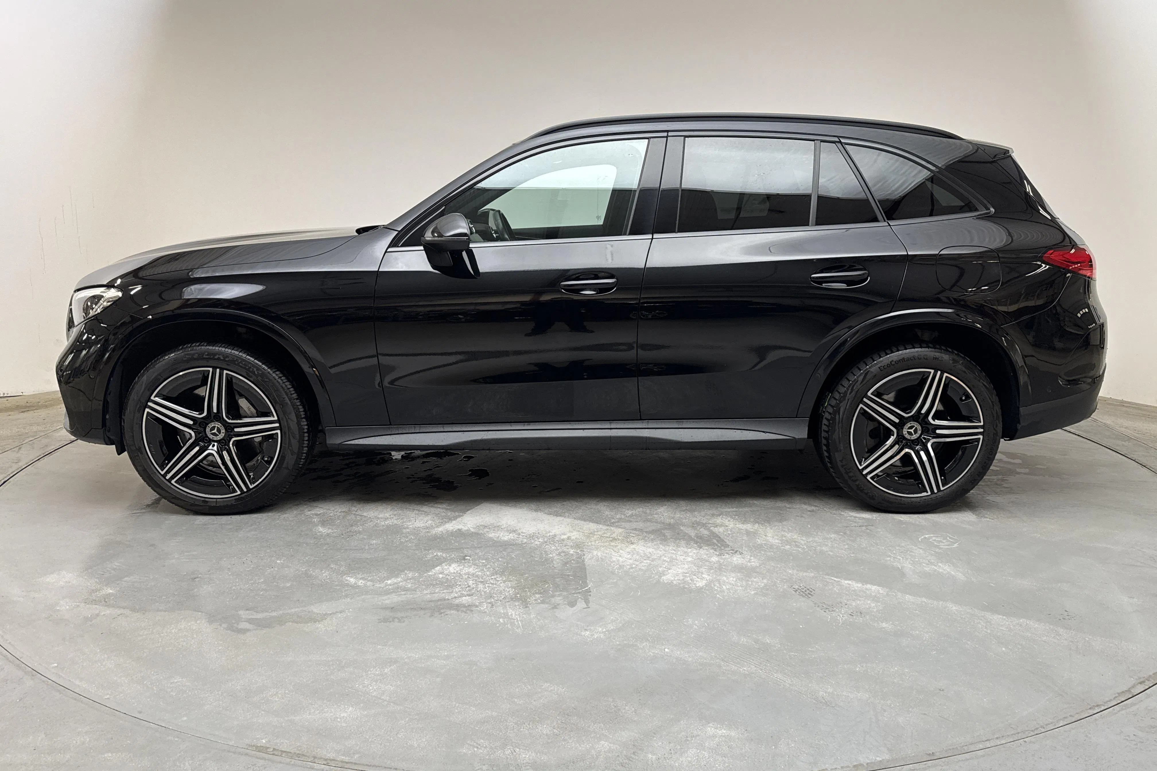 Presentationsfoto 2 av 17: Mercedes GLC 300 e 4MATIC X254 (313hk) - 8 749 mil - Automat - svart - 2023