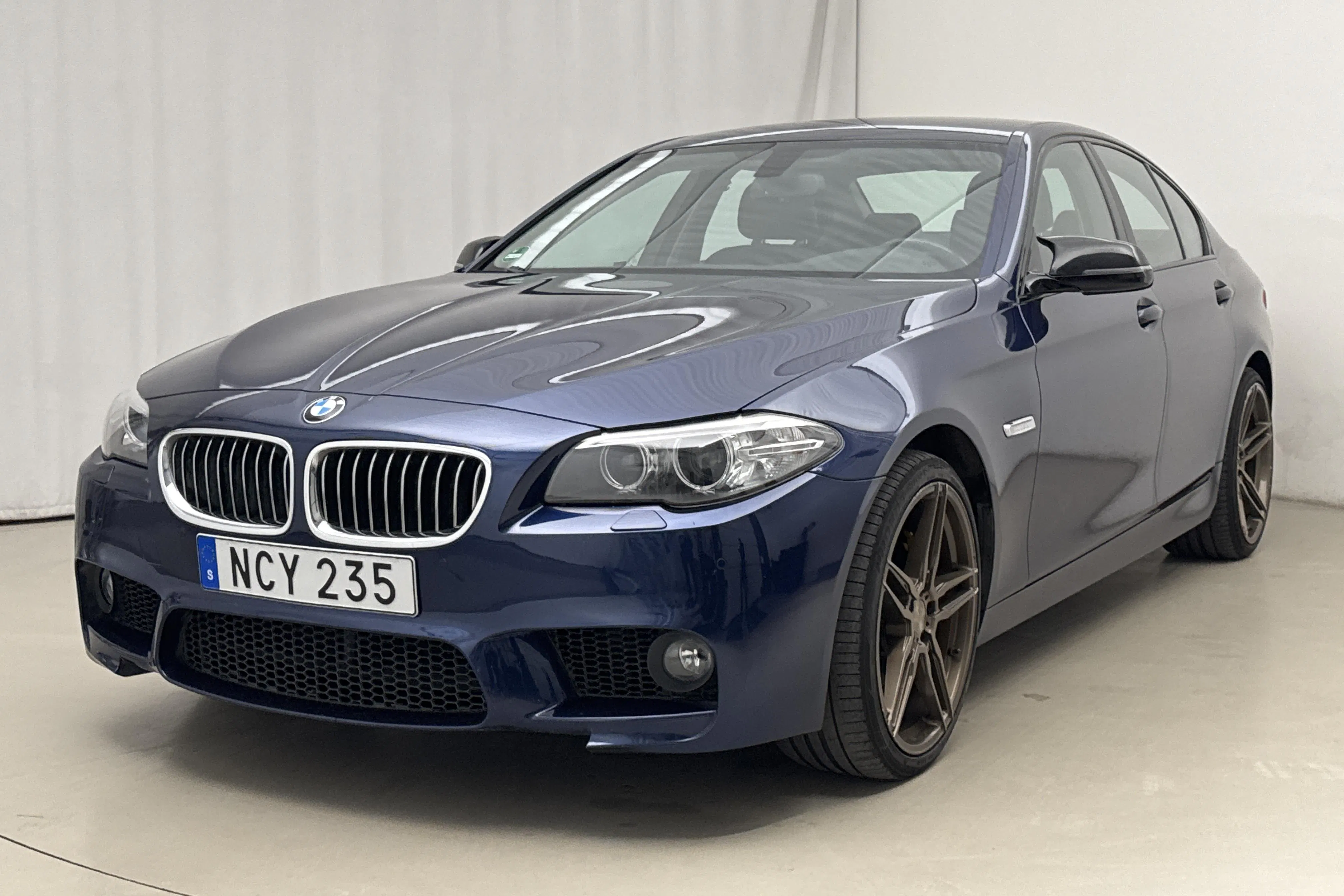Presentationsfoto 1 av 18: BMW 528i Sedan, F10 (245hk) - 13 831 mil - Manuell - blå - 2016
