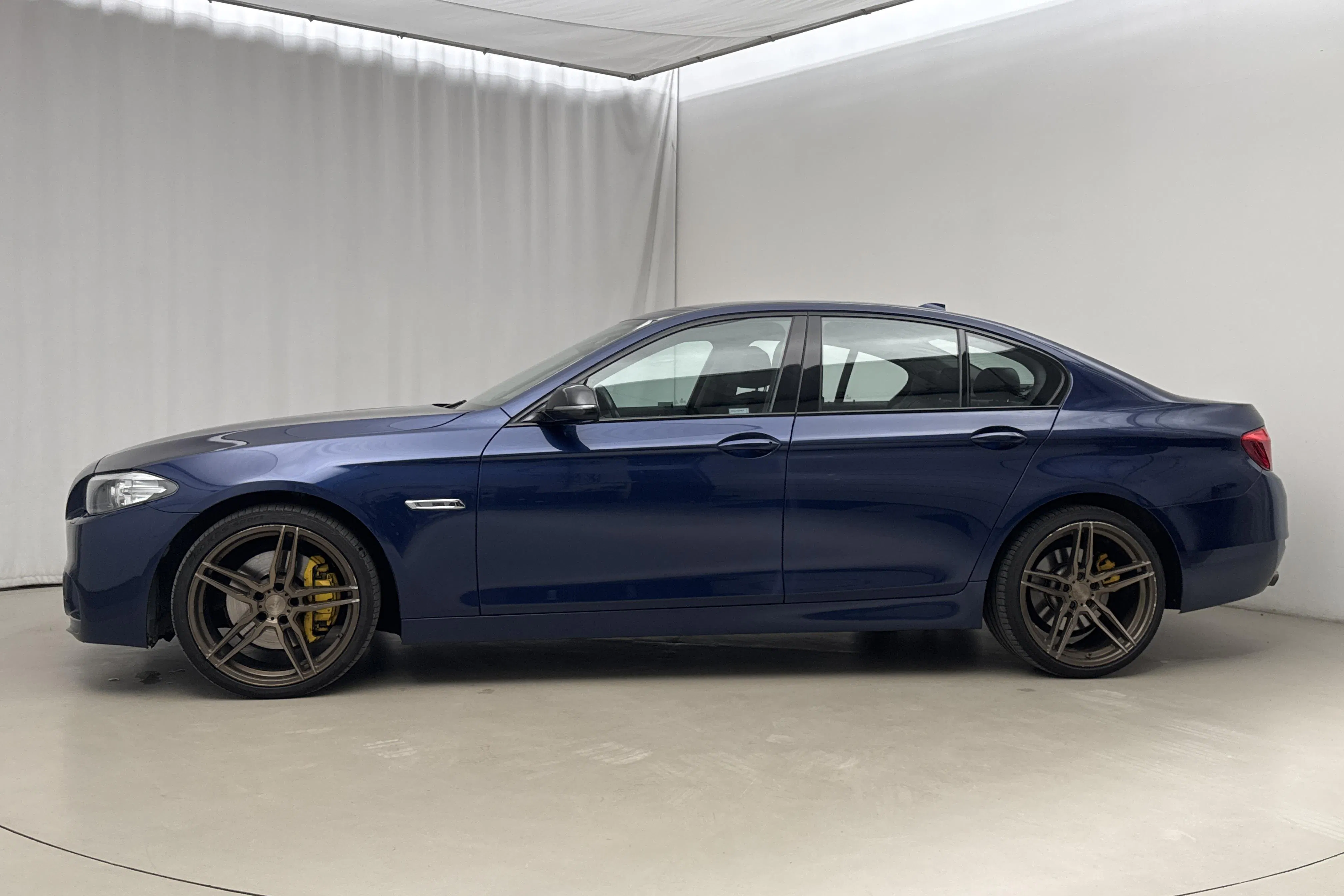 Presentationsfoto 2 av 18: BMW 528i Sedan, F10 (245hk) - 13 831 mil - Manuell - blå - 2016