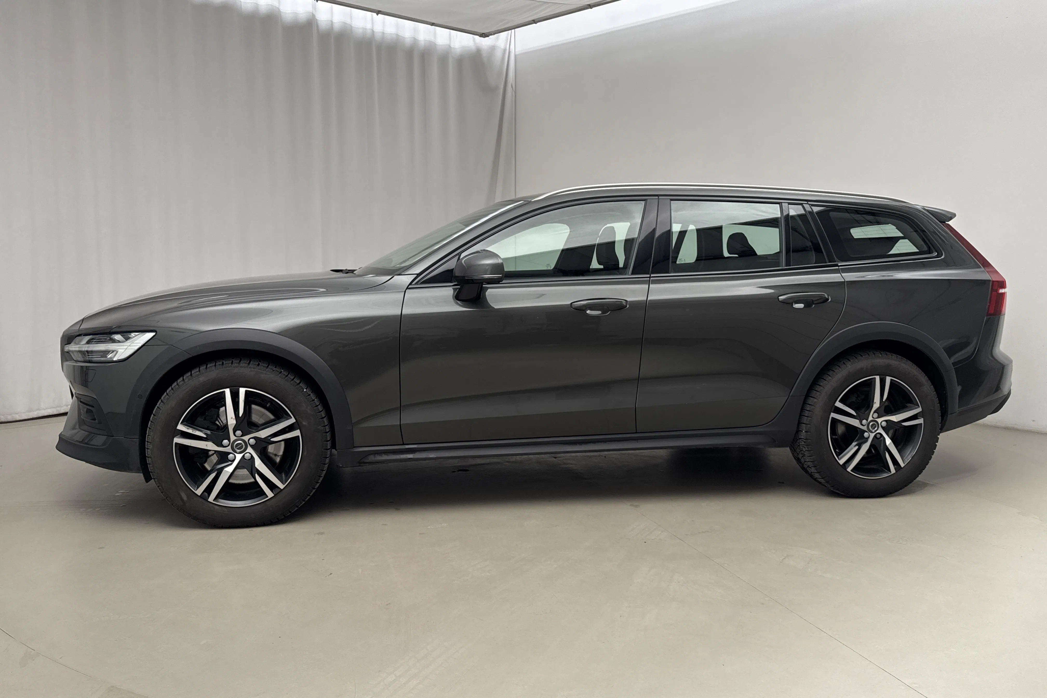 Presentation photo 2 of 21: Volvo V60 D4 Cross Country AWD (190hk) - 56 000 km - Automatic - Dark Grey - 2021