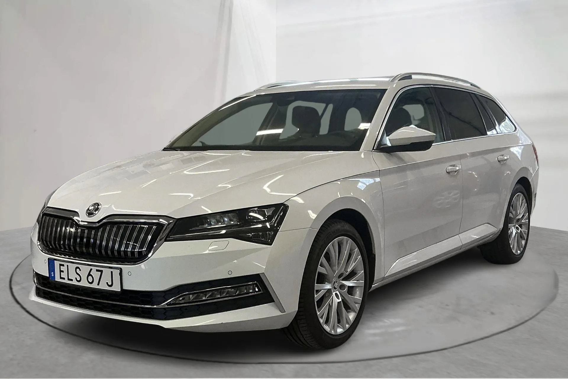 Presentationsfoto 1 av 19: Skoda Superb 1.4 TSI PHEV Kombi (218hk) - 8 049 mil - Automat - vit - 2022