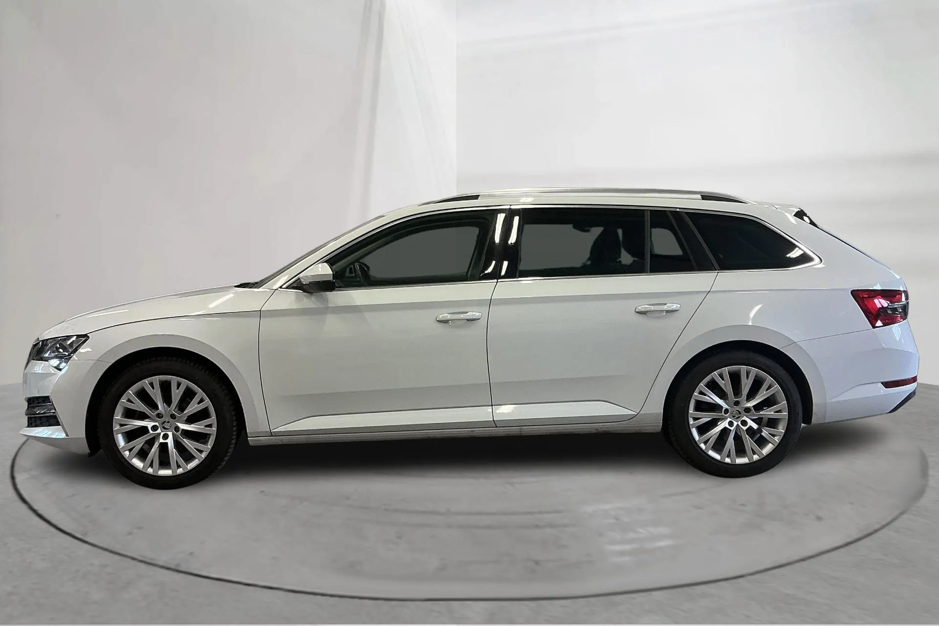 Presentationsfoto 2 av 19: Skoda Superb 1.4 TSI PHEV Kombi (218hk) - 8 049 mil - Automat - vit - 2022