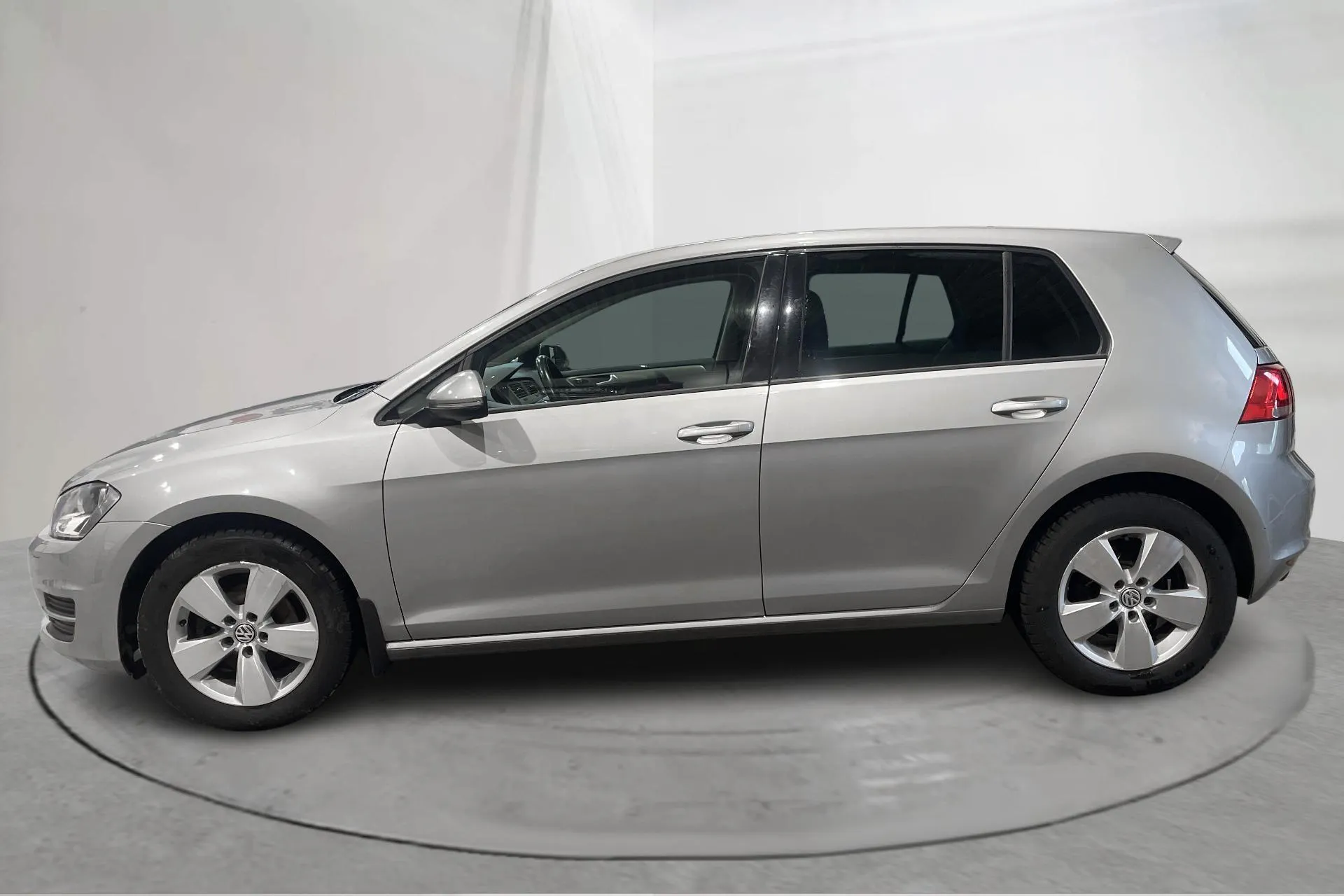 Presentationsfoto 2 av 13: VW Golf VII 1.2 TSI 5dr (110hk) - 11 936 mil - Automat - silver - 2016