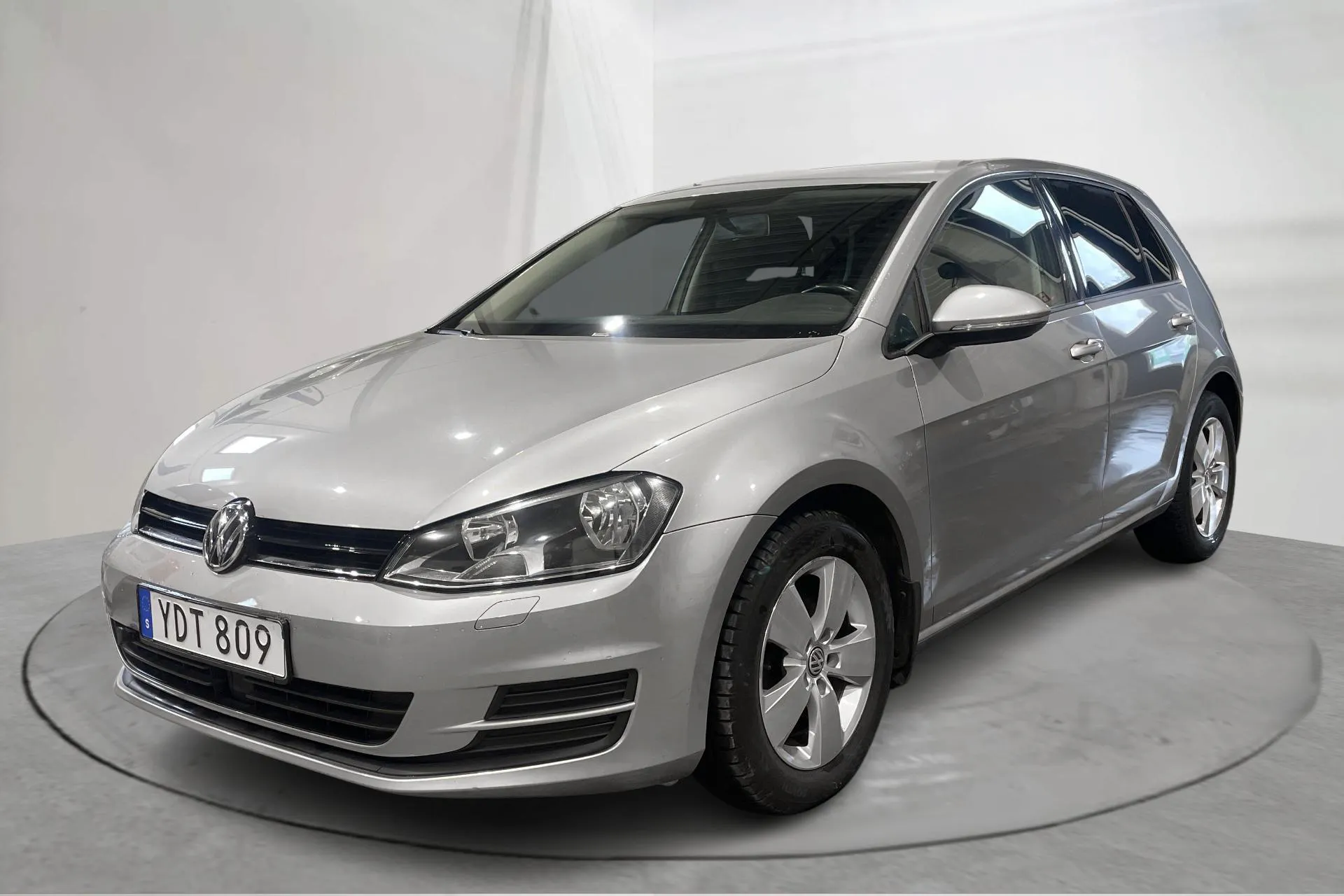 Presentationsfoto 1 av 13: VW Golf VII 1.2 TSI 5dr (110hk) - 11 936 mil - Automat - silver - 2016