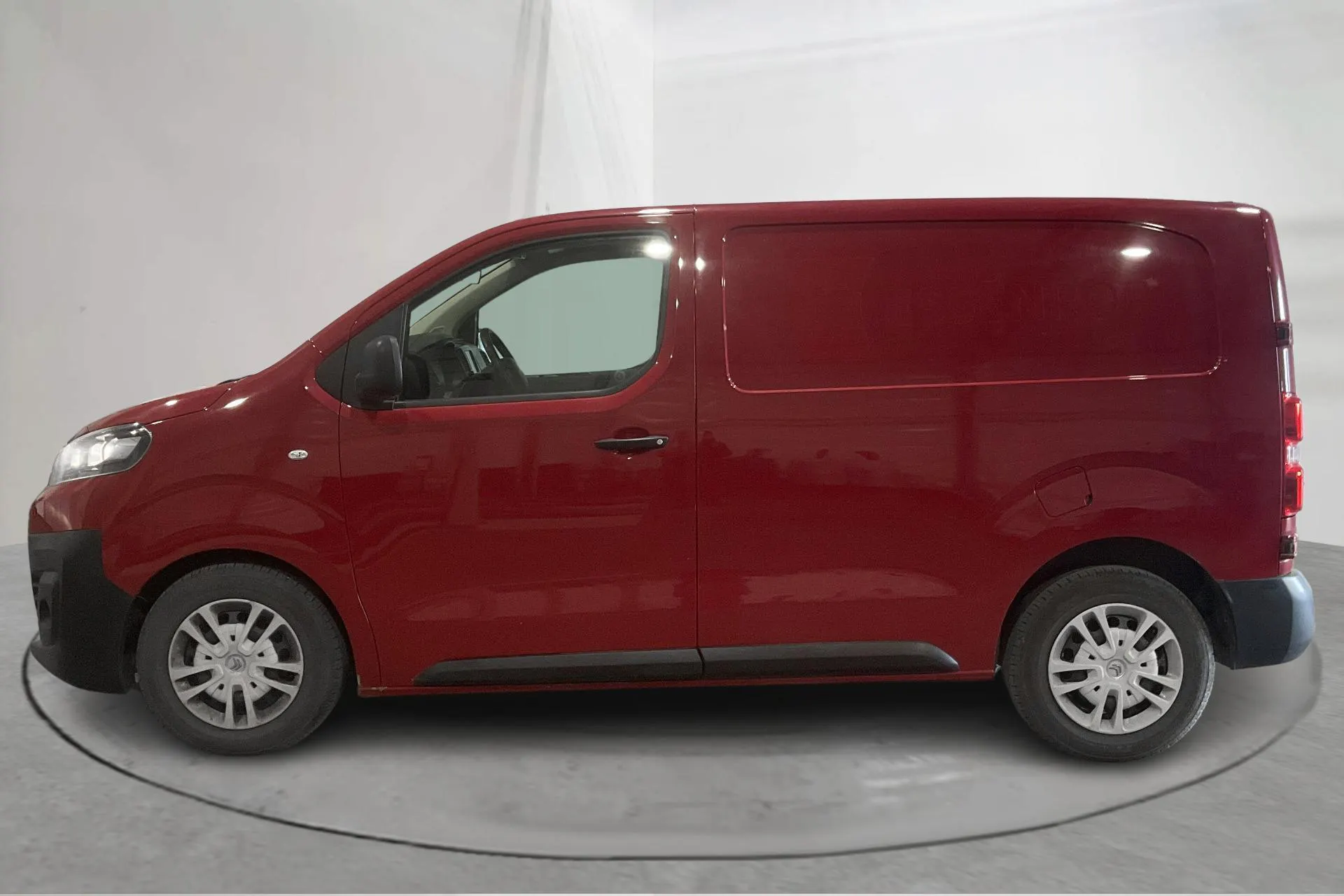 Presentationsfoto 2 av 14: Citroën Jumpy III 2.0 BlueHDI Skåp (95hk) - 15 230 mil - Manuell - röd - 2018