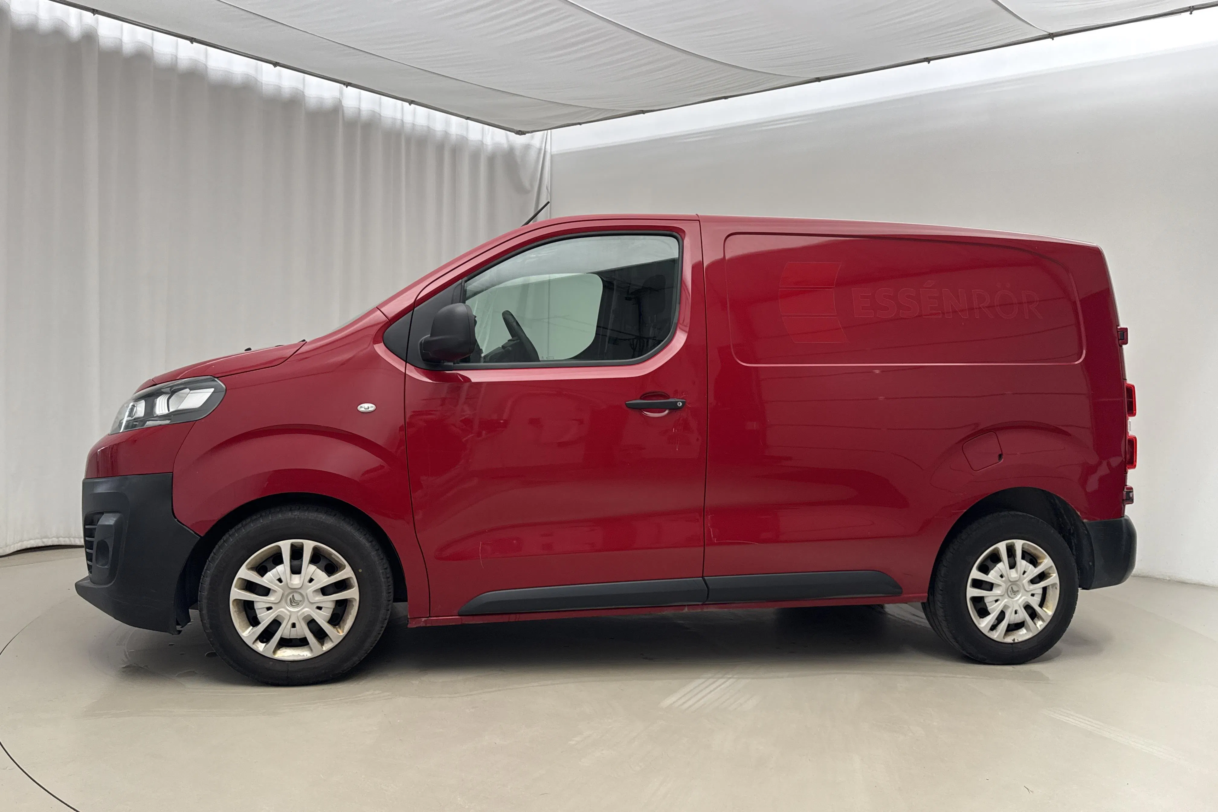 Presentation photo 2 of 22: Citroën Jumpy III 1.6 BlueHDI Skåp (95hk) - 141 340 km - Manual - red - 2018