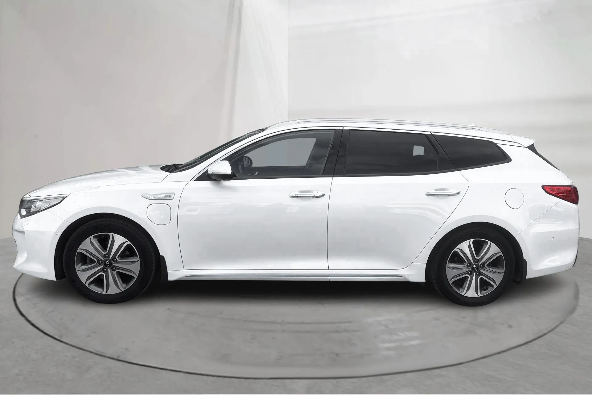 Presentation photo 2 of 20: KIA Optima 2.0 GDi Plug-in Hybrid SW (205hk) - 195 180 km - Automatic - white - 2018