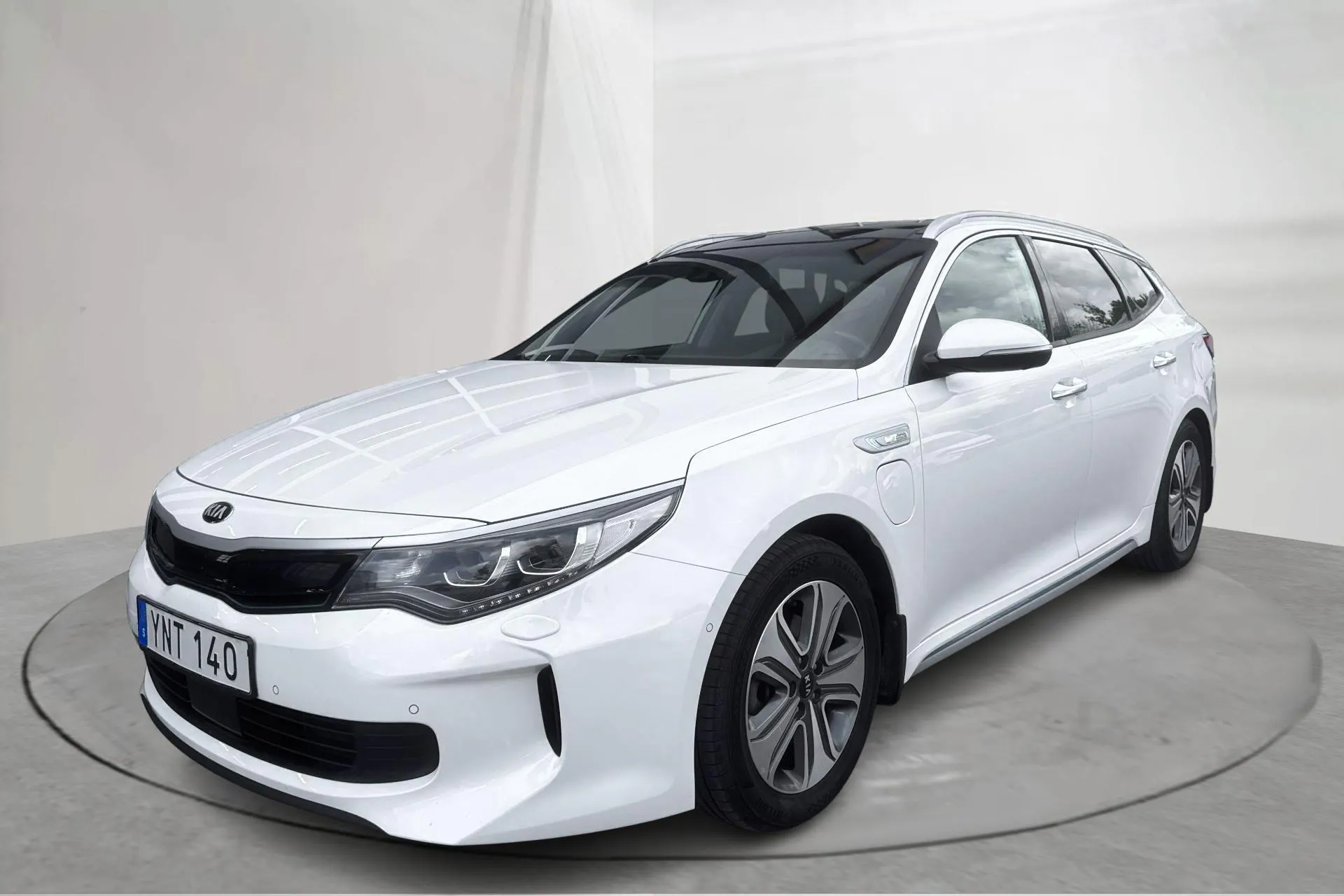 Presentation photo 1 of 20: KIA Optima 2.0 GDi Plug-in Hybrid SW (205hk) - 195 180 km - Automatic - white - 2018