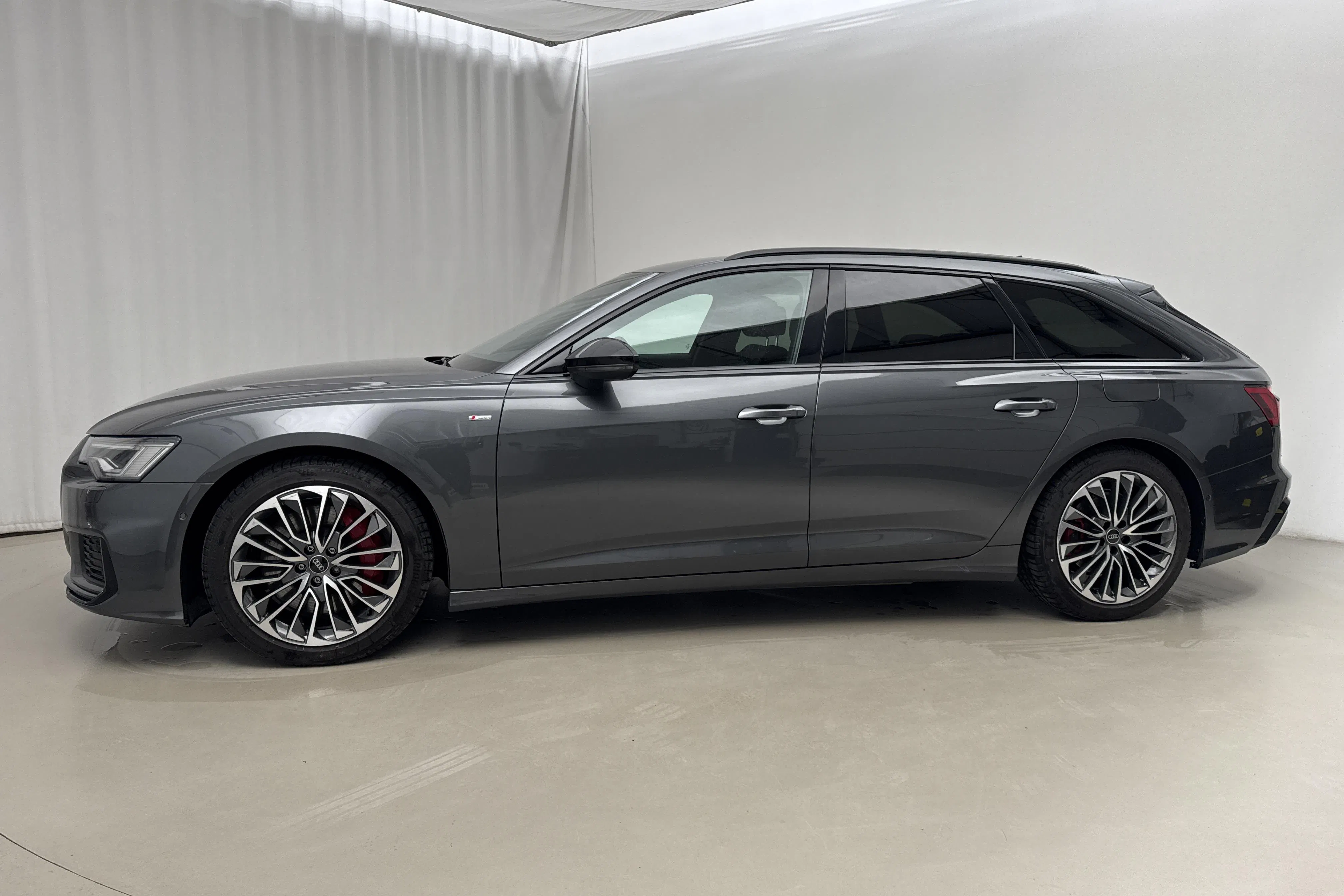 Presentationsfoto 2 av 20: Audi A6 Avant 55 TFSI e quattro (367hk) - 7 546 mil - Automat - grå - 2023