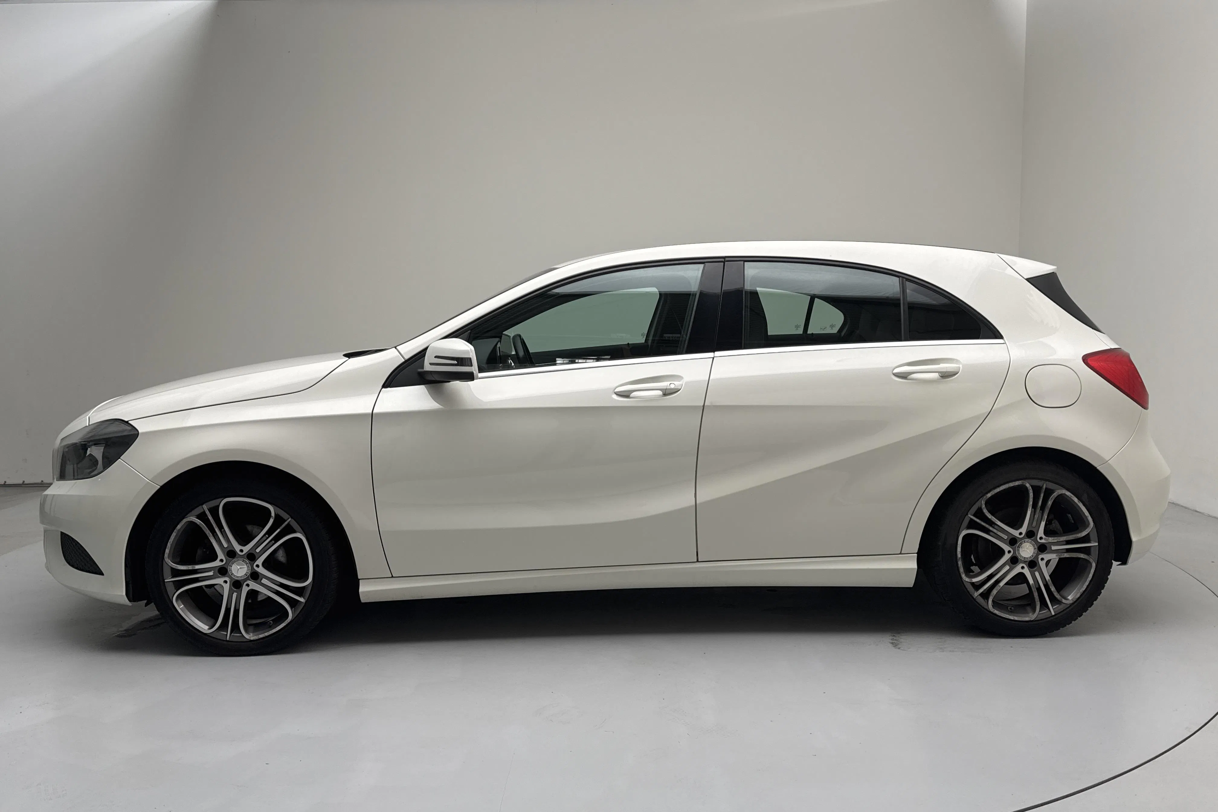 Presentation photo 2 of 11: Mercedes A 180 CDI 5dr W176 (109hk) - 198 080 km - Manual - white - 2015